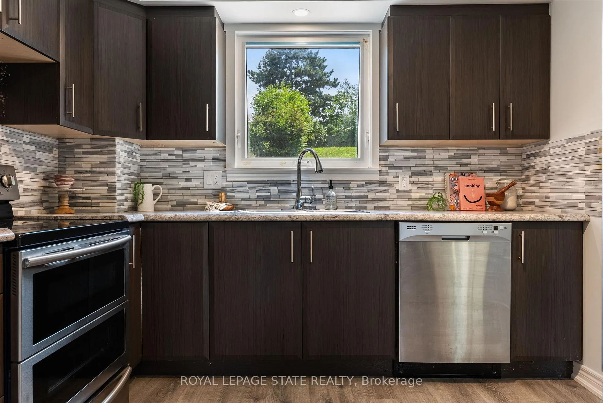 Photo 12 of 37 Birchpark Drive, Grimsby, Grimsby Beach — HOMEH