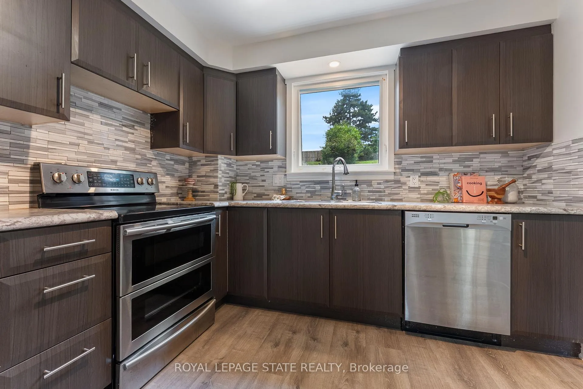 Photo 13 of 37 Birchpark Drive, Grimsby, Grimsby Beach — HOMEH