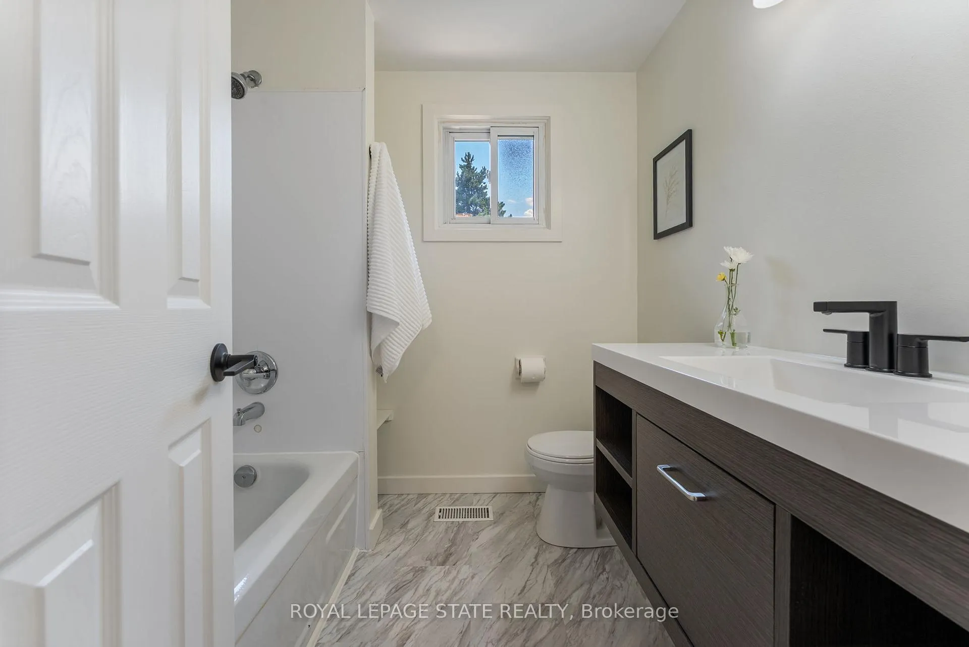 Photo 17 of 37 Birchpark Drive, Grimsby, Grimsby Beach — HOMEH
