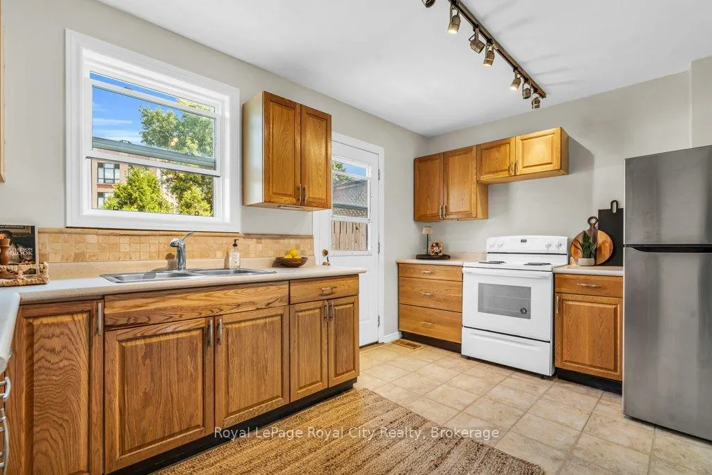 Photo 12 of 104 Neeve Street, Guelph, St. Patrick's Ward — HOMEH