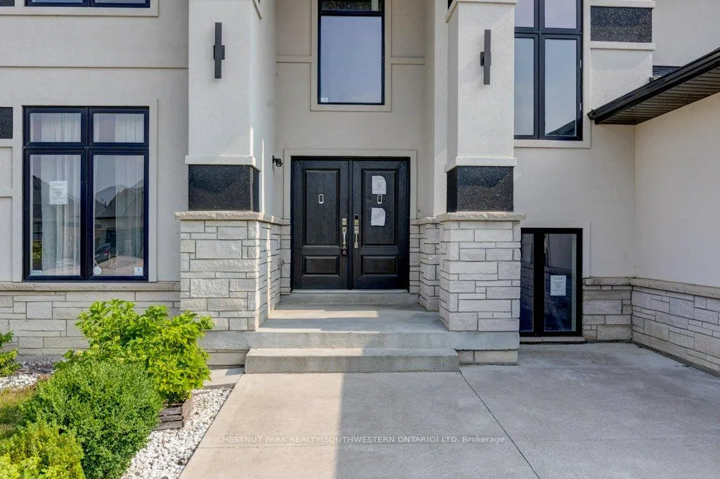 Photo 2 of 1145 Regency Crescent, Lakeshore — HOMEH