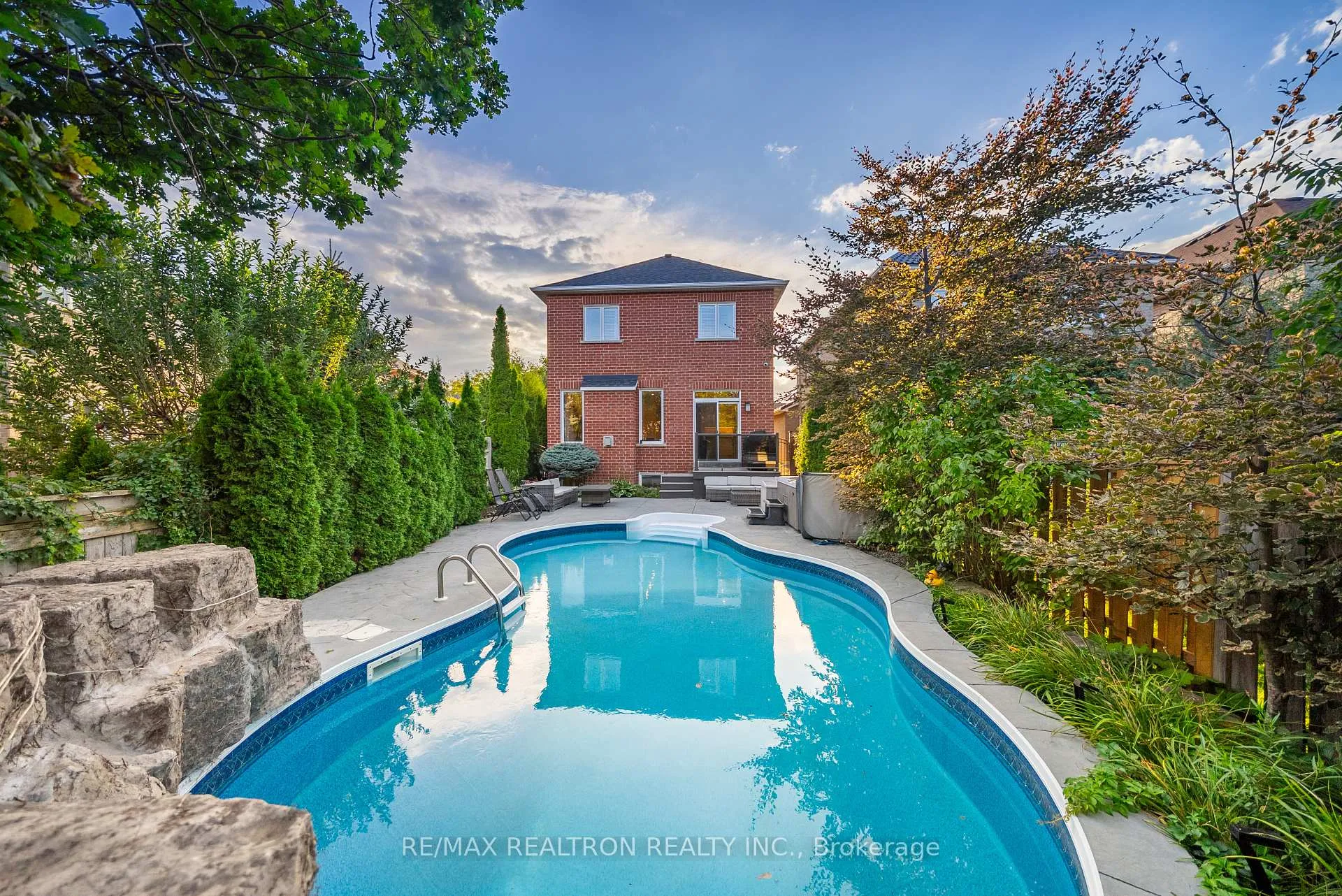 Photo 2 of 565 Thornhill Woods Drive, Vaughan, Patterson — HOMEH