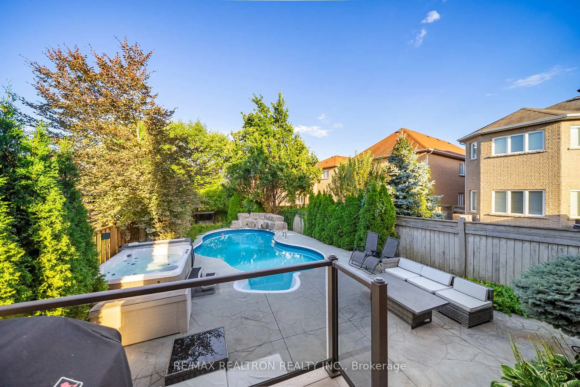 Photo 3 of 565 Thornhill Woods Drive, Vaughan, Patterson — HOMEH