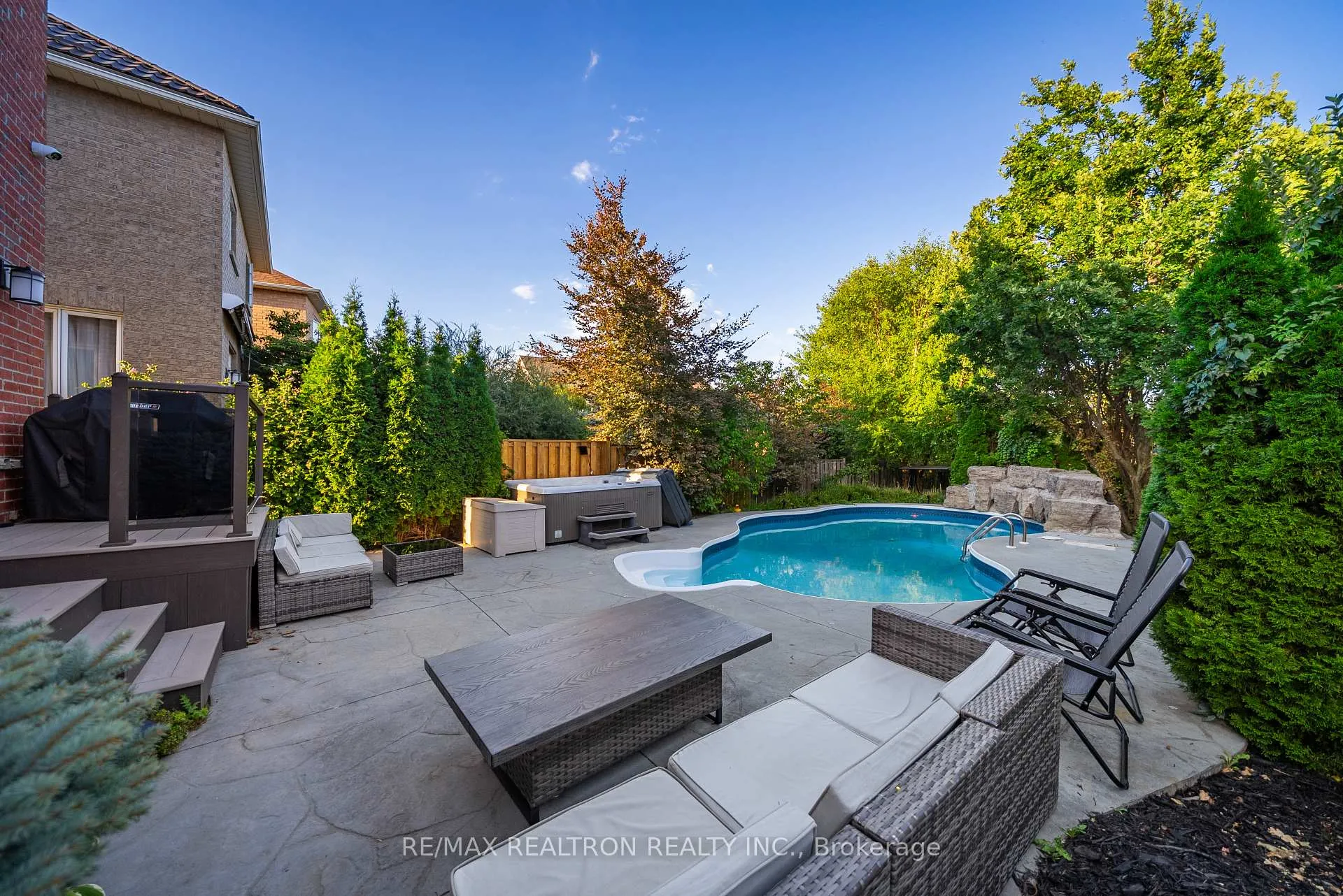 Photo 4 of 565 Thornhill Woods Drive, Vaughan, Patterson — HOMEH