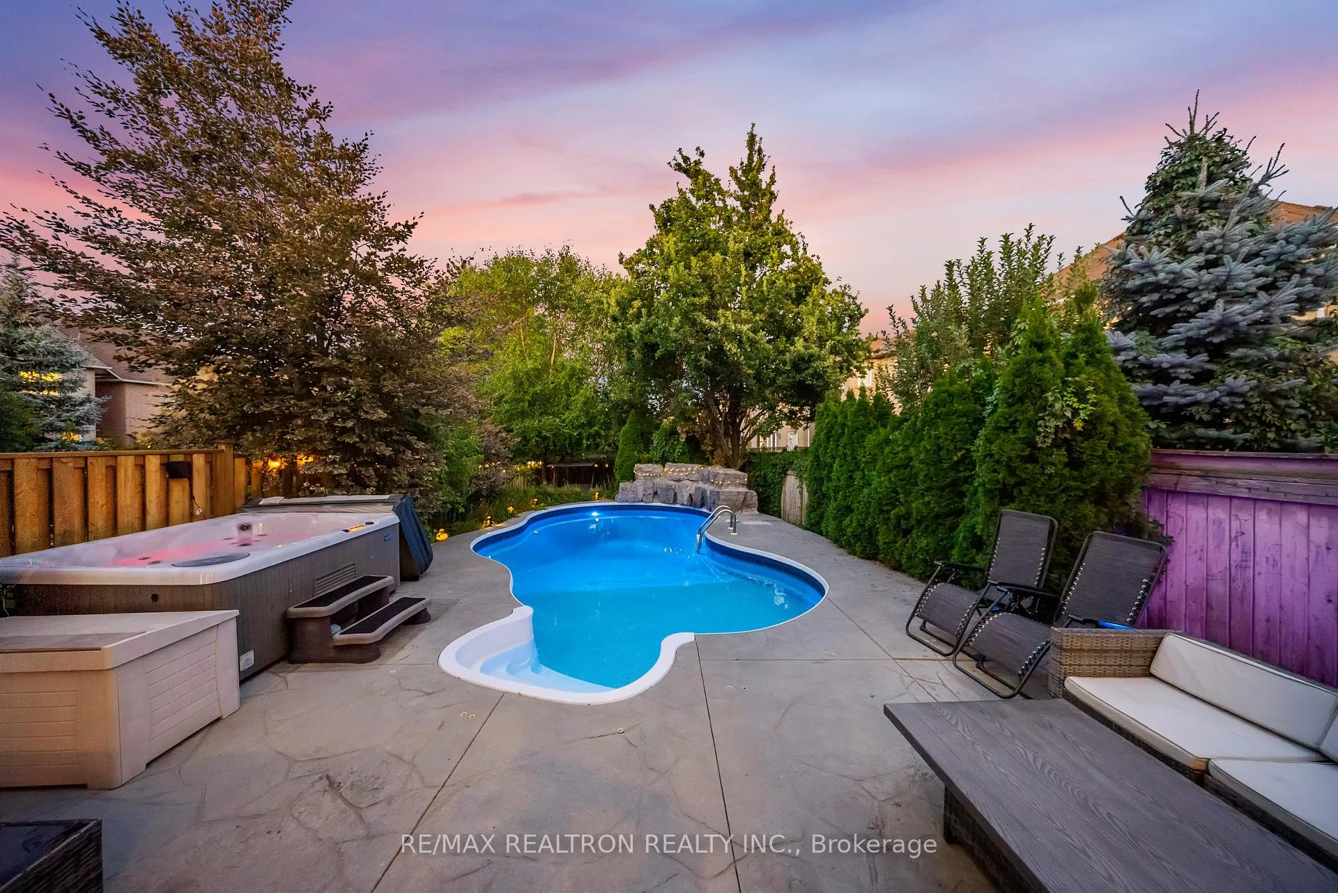 Photo 5 of 565 Thornhill Woods Drive, Vaughan, Patterson — HOMEH