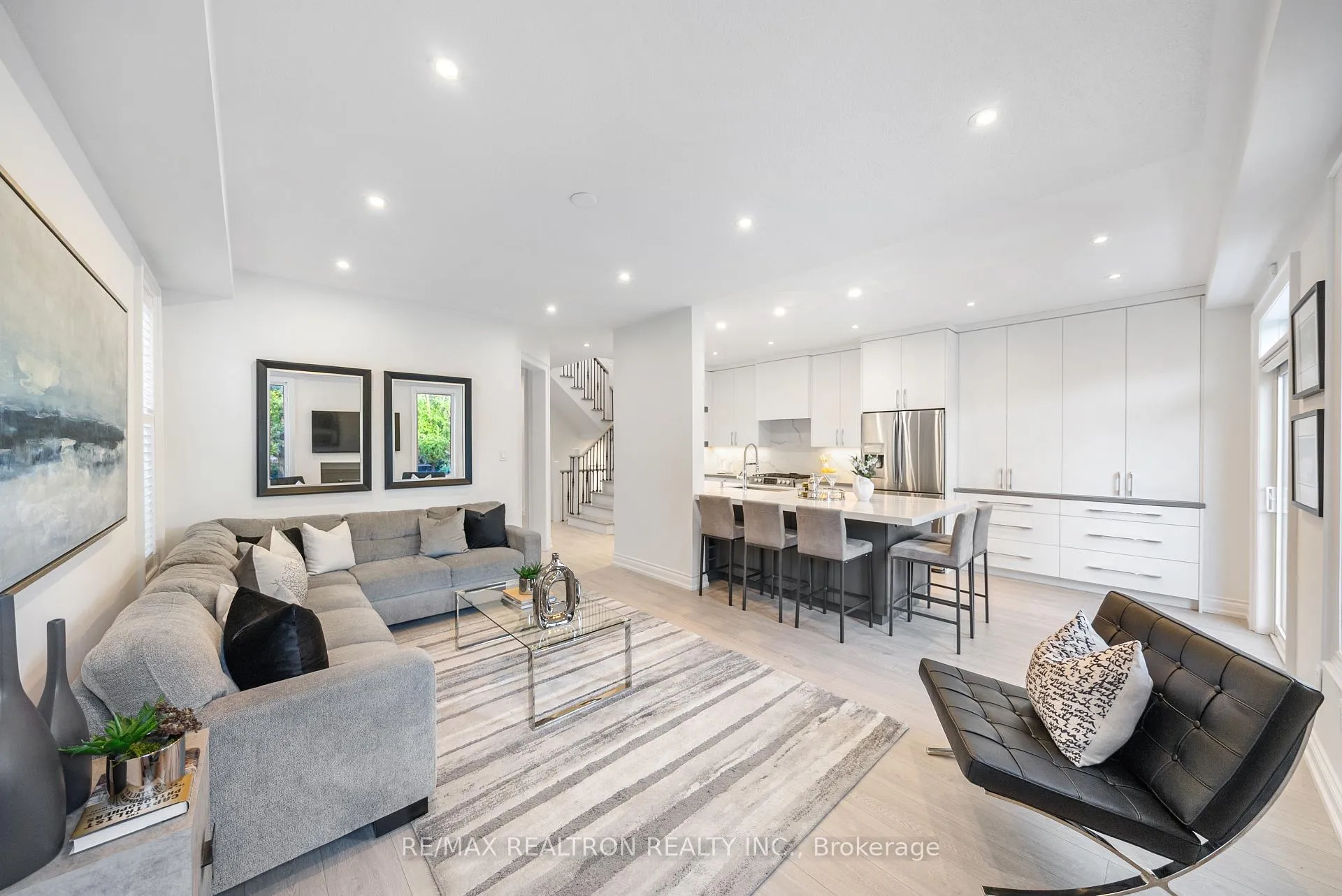 Photo 10 of 565 Thornhill Woods Drive, Vaughan, Patterson — HOMEH