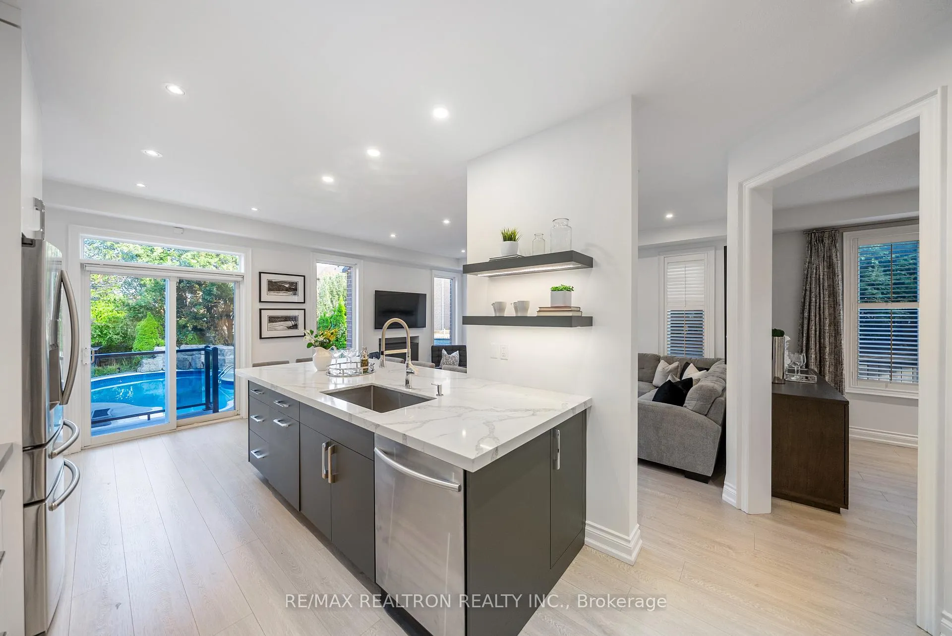 Photo 12 of 565 Thornhill Woods Drive, Vaughan, Patterson — HOMEH