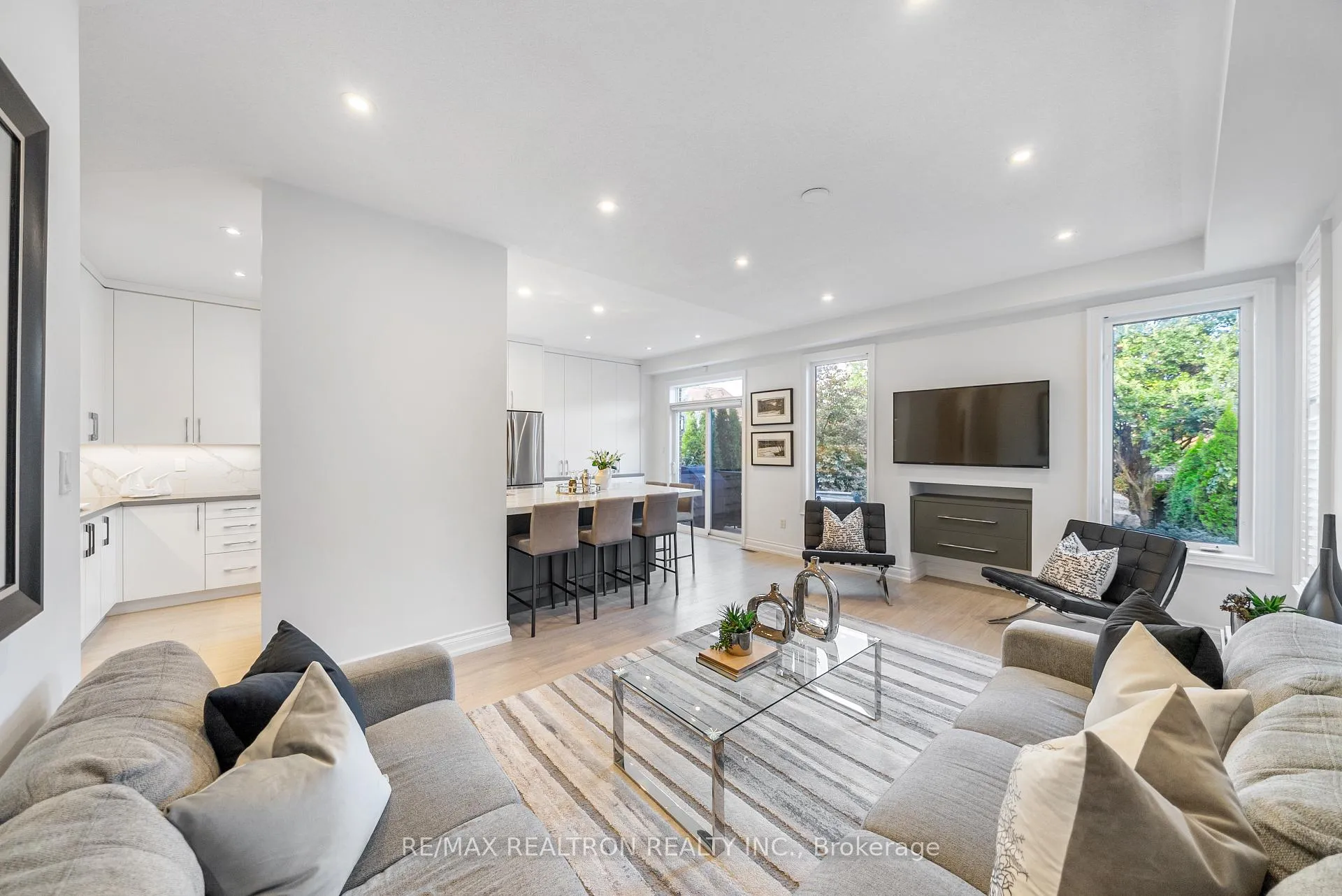 Photo 13 of 565 Thornhill Woods Drive, Vaughan, Patterson — HOMEH