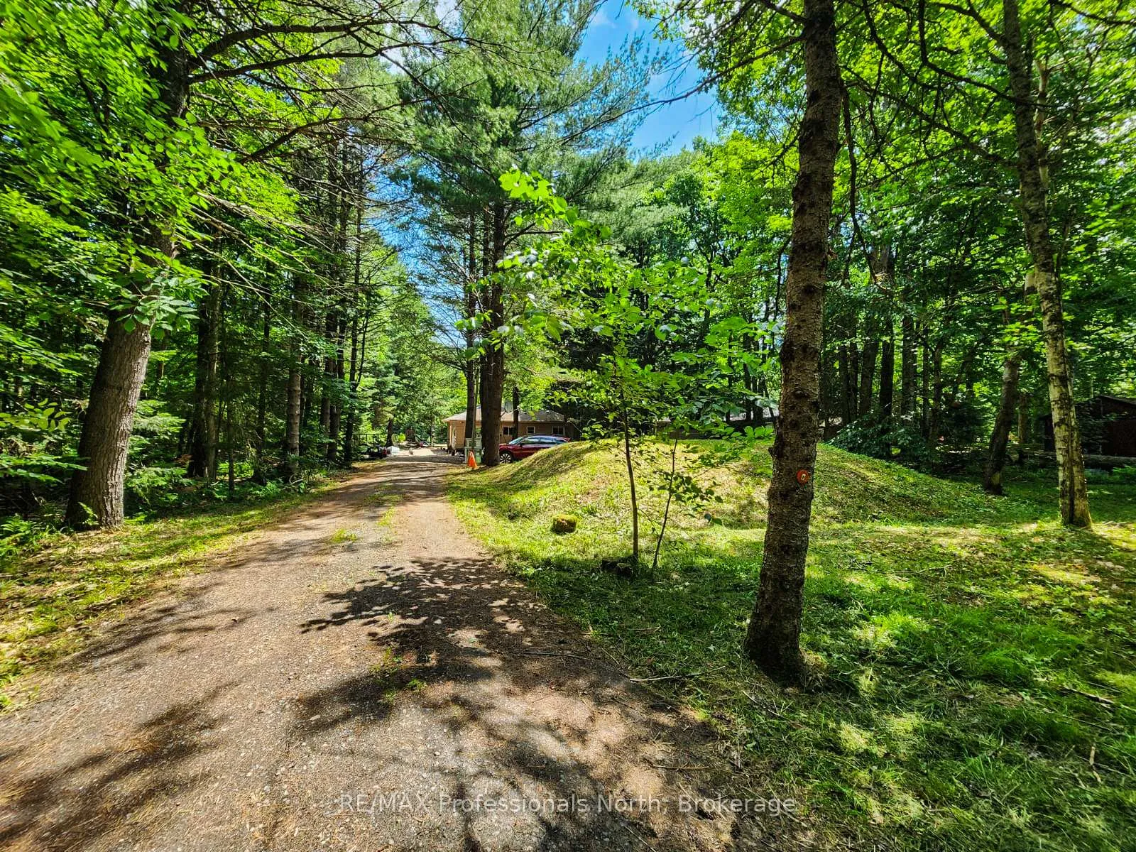 Photo 3 of 1068 Holiday Park Drive, Bracebridge, Macaulay — HOMEH