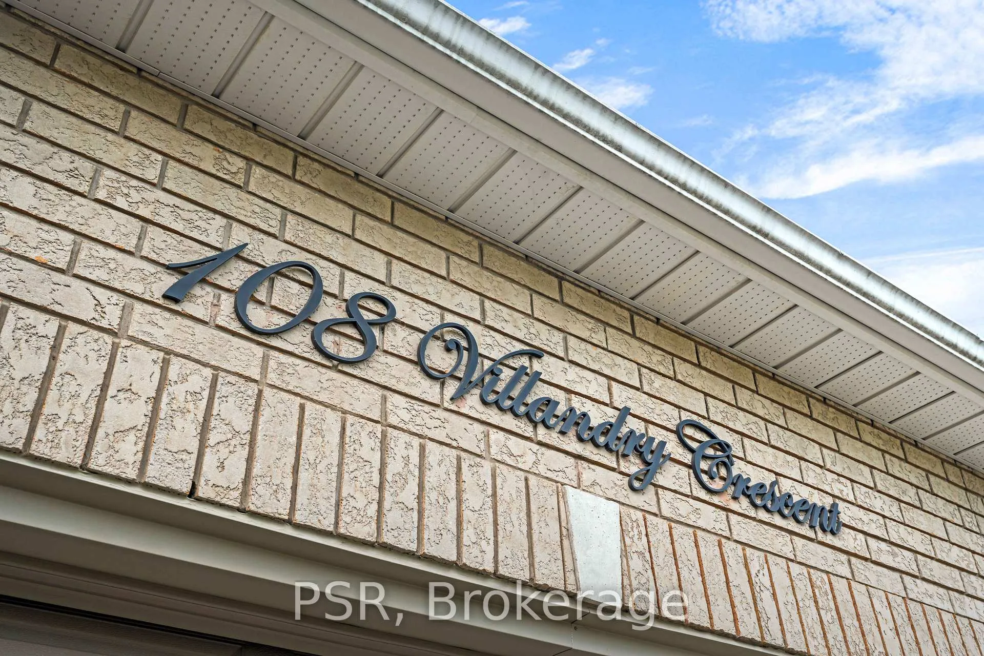 Photo 5 of 108 Villandry Crescent, Vaughan, Maple — HOMEH