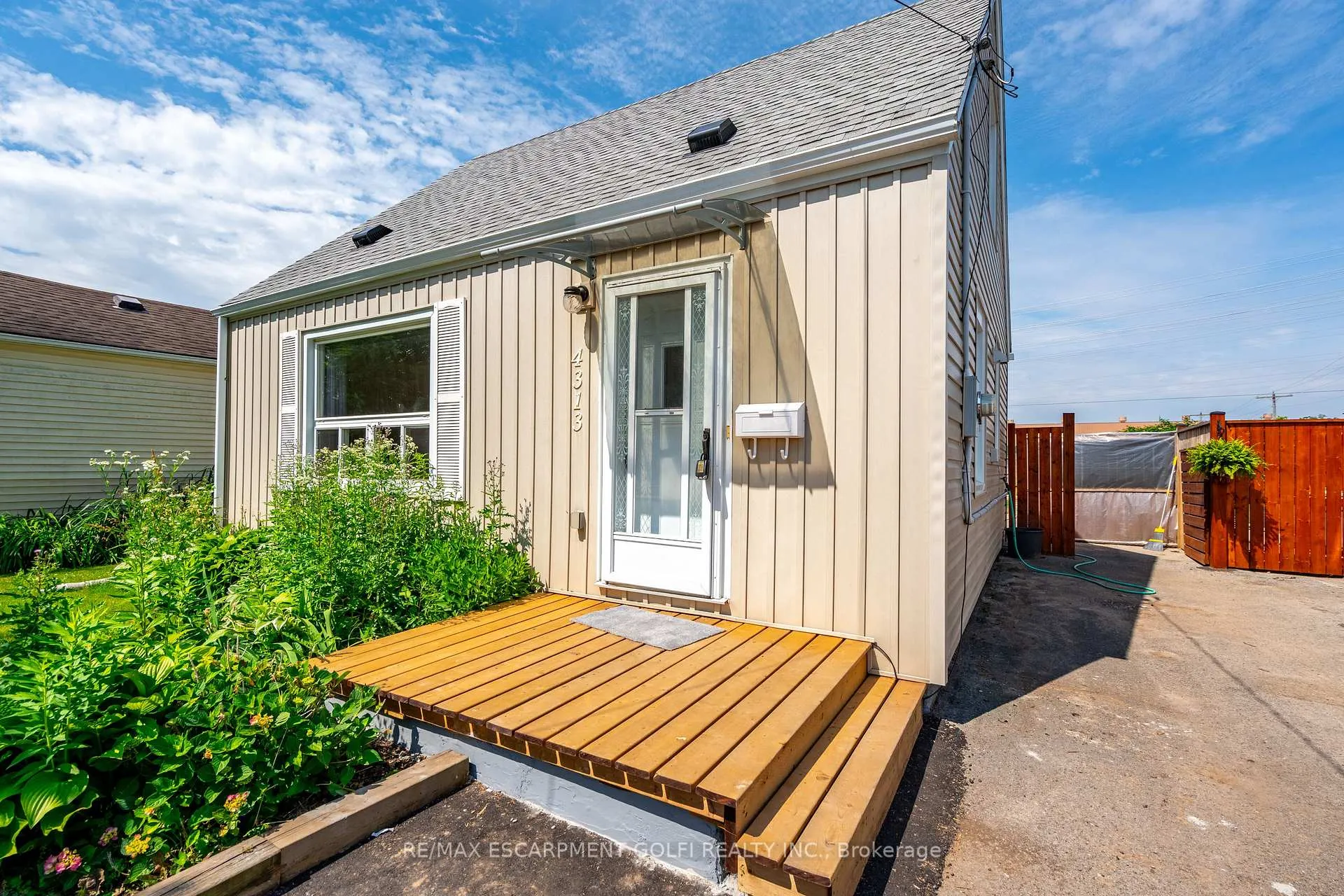 Photo 2 of 4313 Sixth Avenue, Niagara Falls, Cherrywood — HOMEH