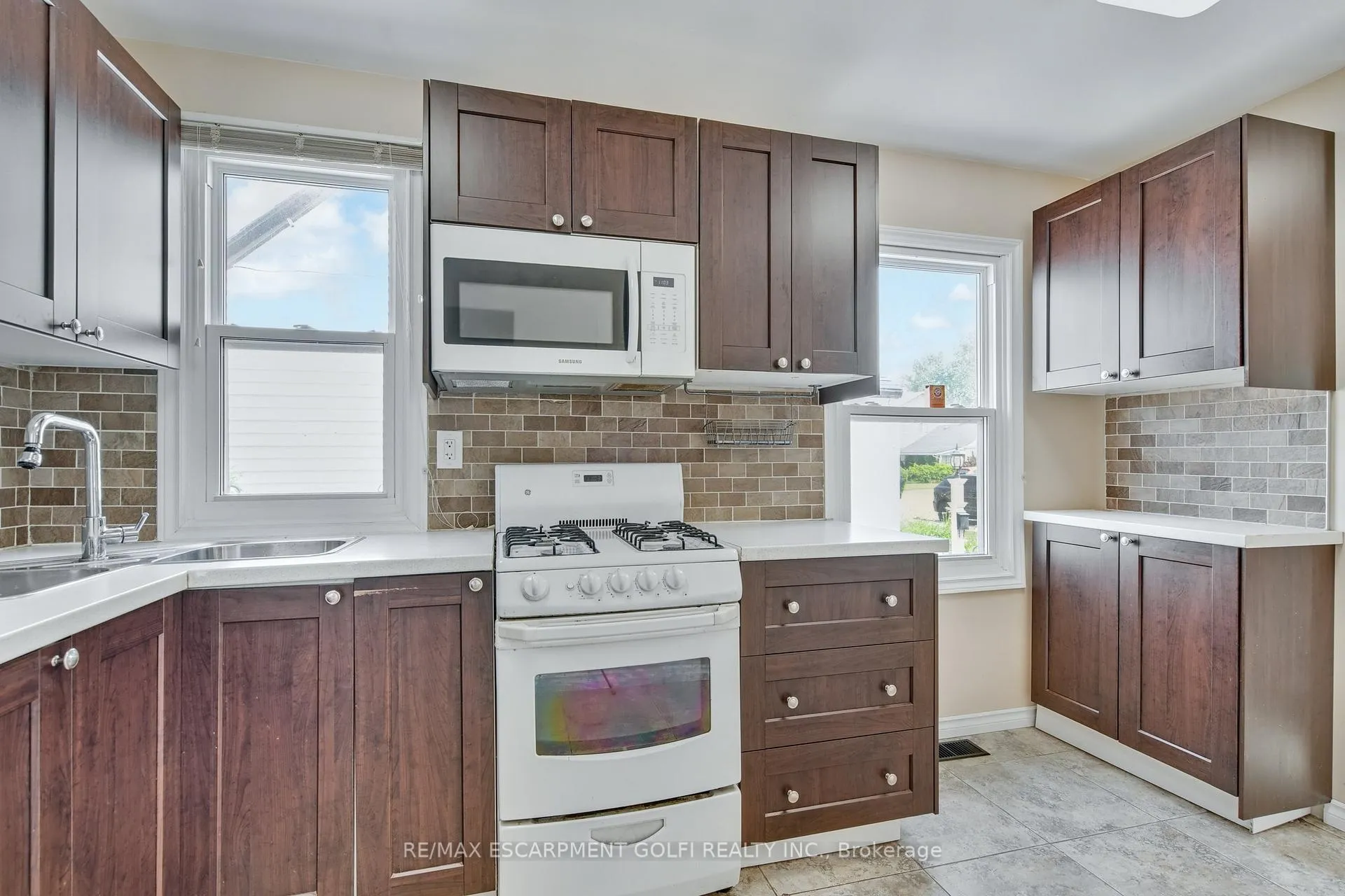 Photo 5 of 4313 Sixth Avenue, Niagara Falls, Cherrywood — HOMEH