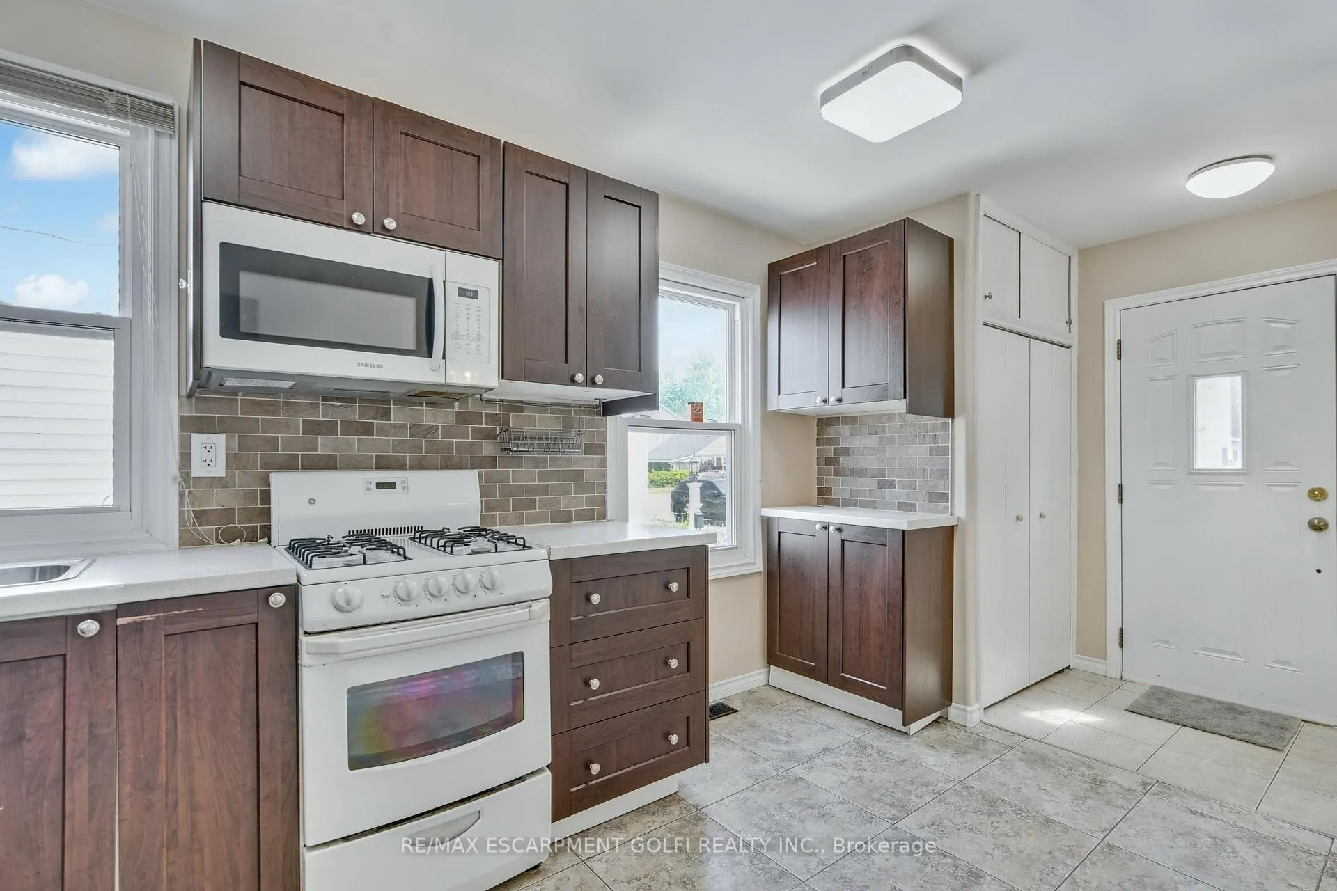 Photo 6 of 4313 Sixth Avenue, Niagara Falls, Cherrywood — HOMEH