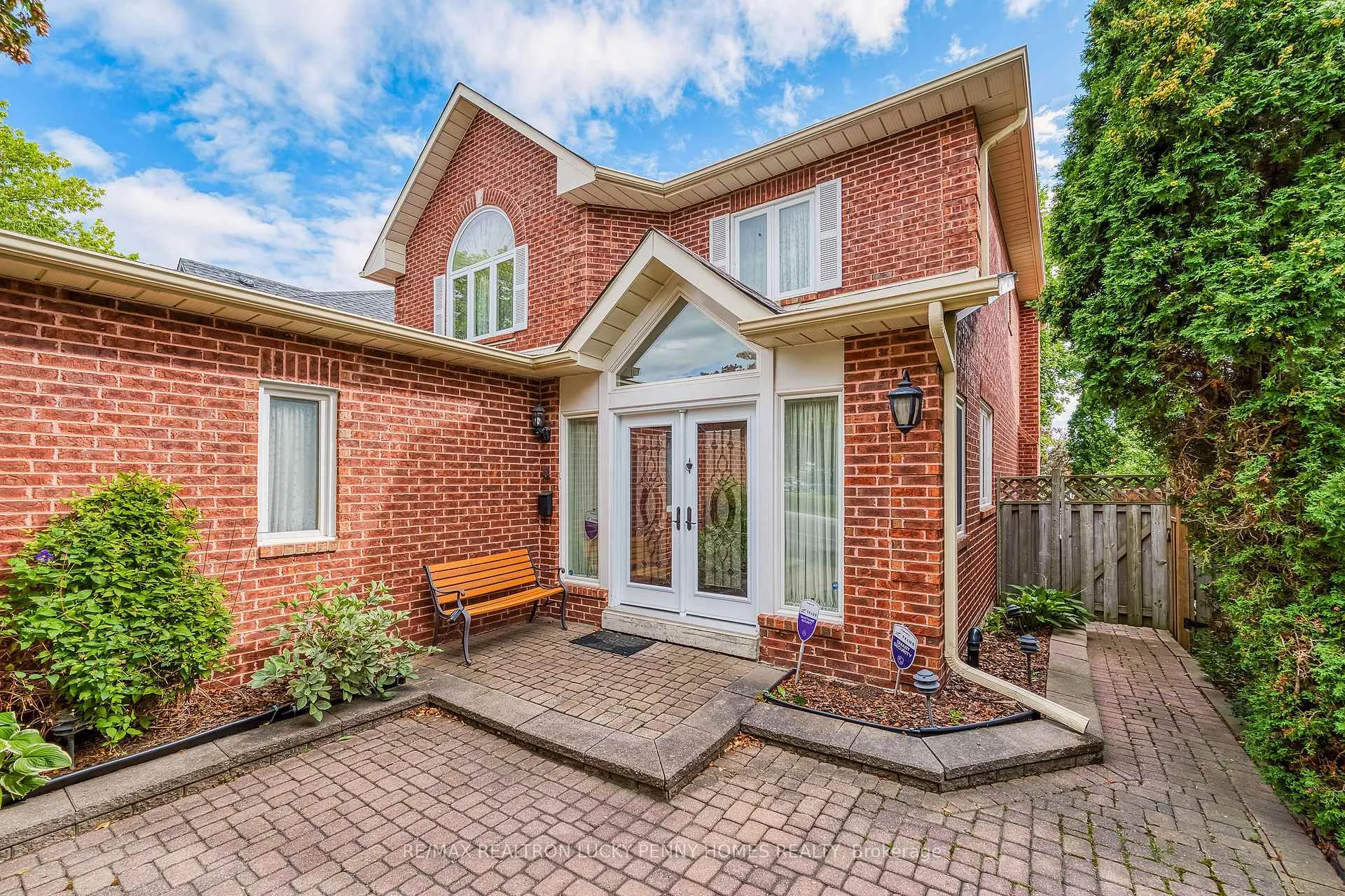 Photo 2 of 47 Tomlinson Circle, Markham, Buttonville — HOMEH