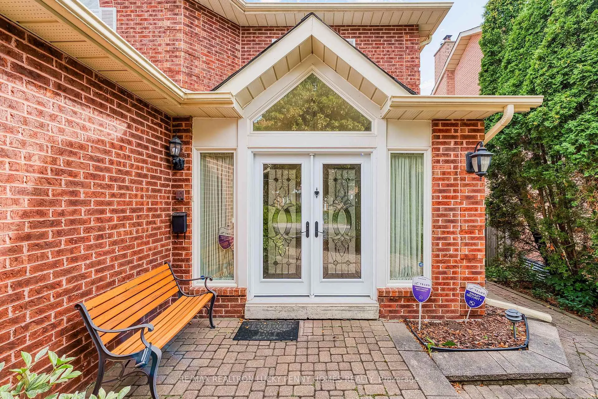 Photo 3 of 47 Tomlinson Circle, Markham, Buttonville — HOMEH