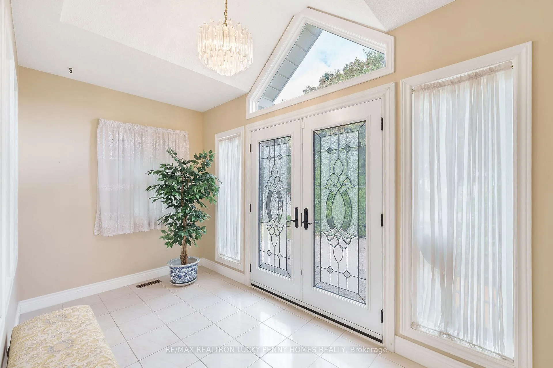 Photo 4 of 47 Tomlinson Circle, Markham, Buttonville — HOMEH