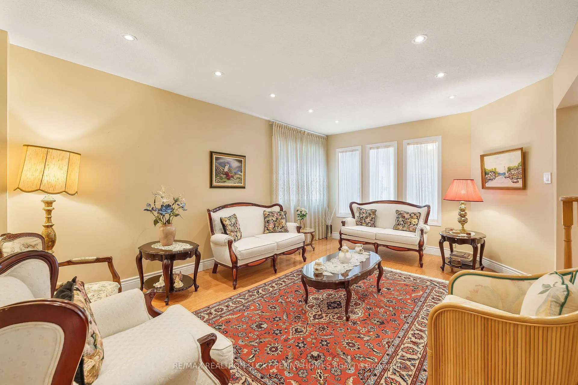 Photo 5 of 47 Tomlinson Circle, Markham, Buttonville — HOMEH