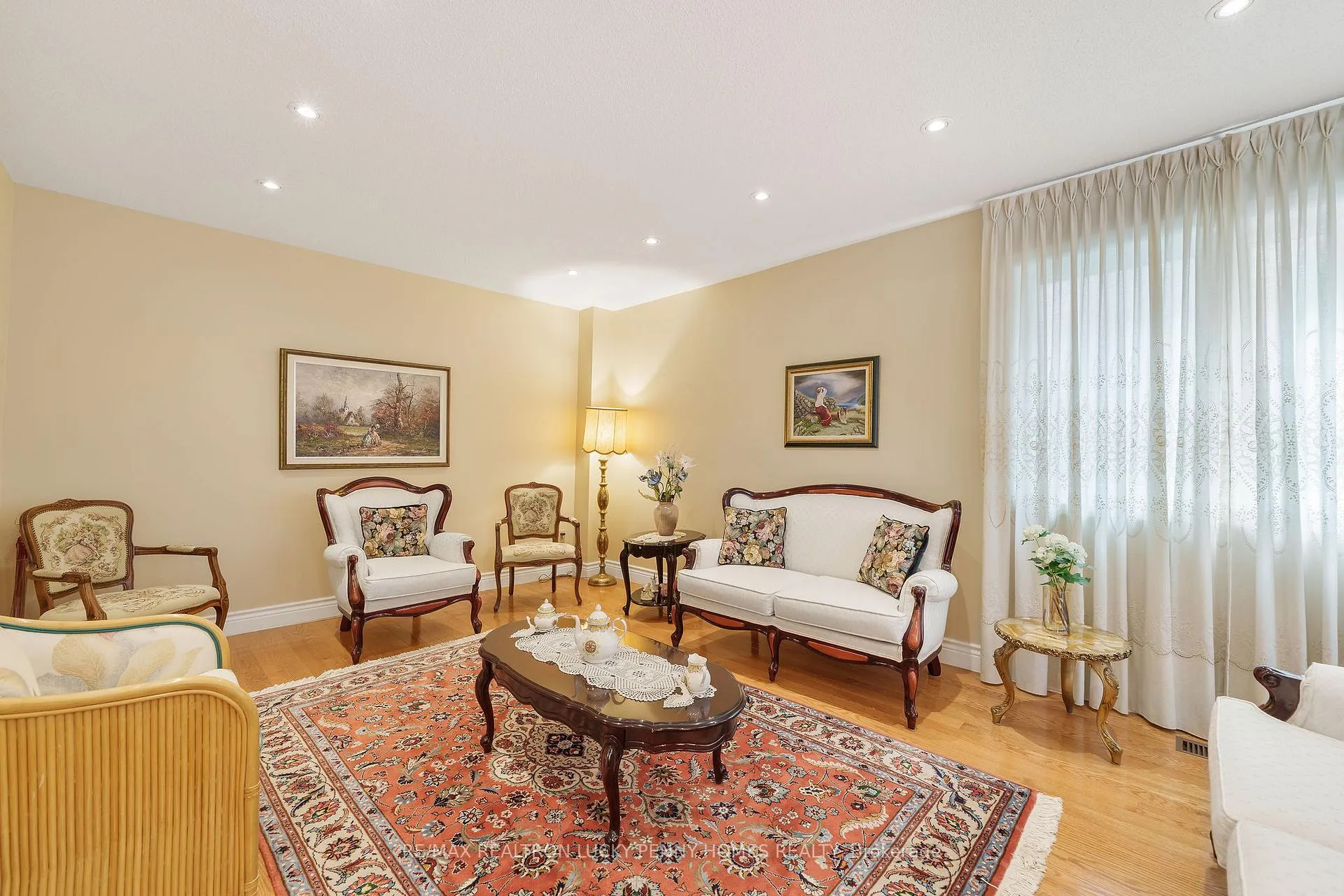 Photo 6 of 47 Tomlinson Circle, Markham, Buttonville — HOMEH