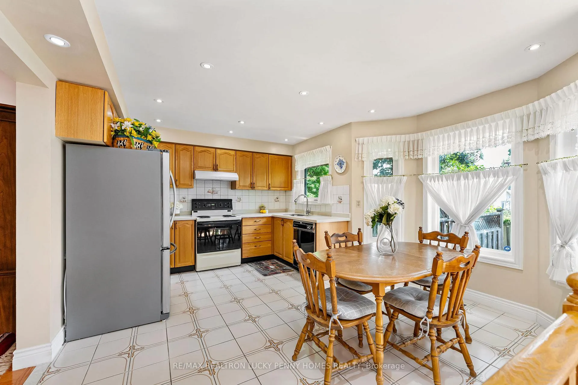 Photo 8 of 47 Tomlinson Circle, Markham, Buttonville — HOMEH