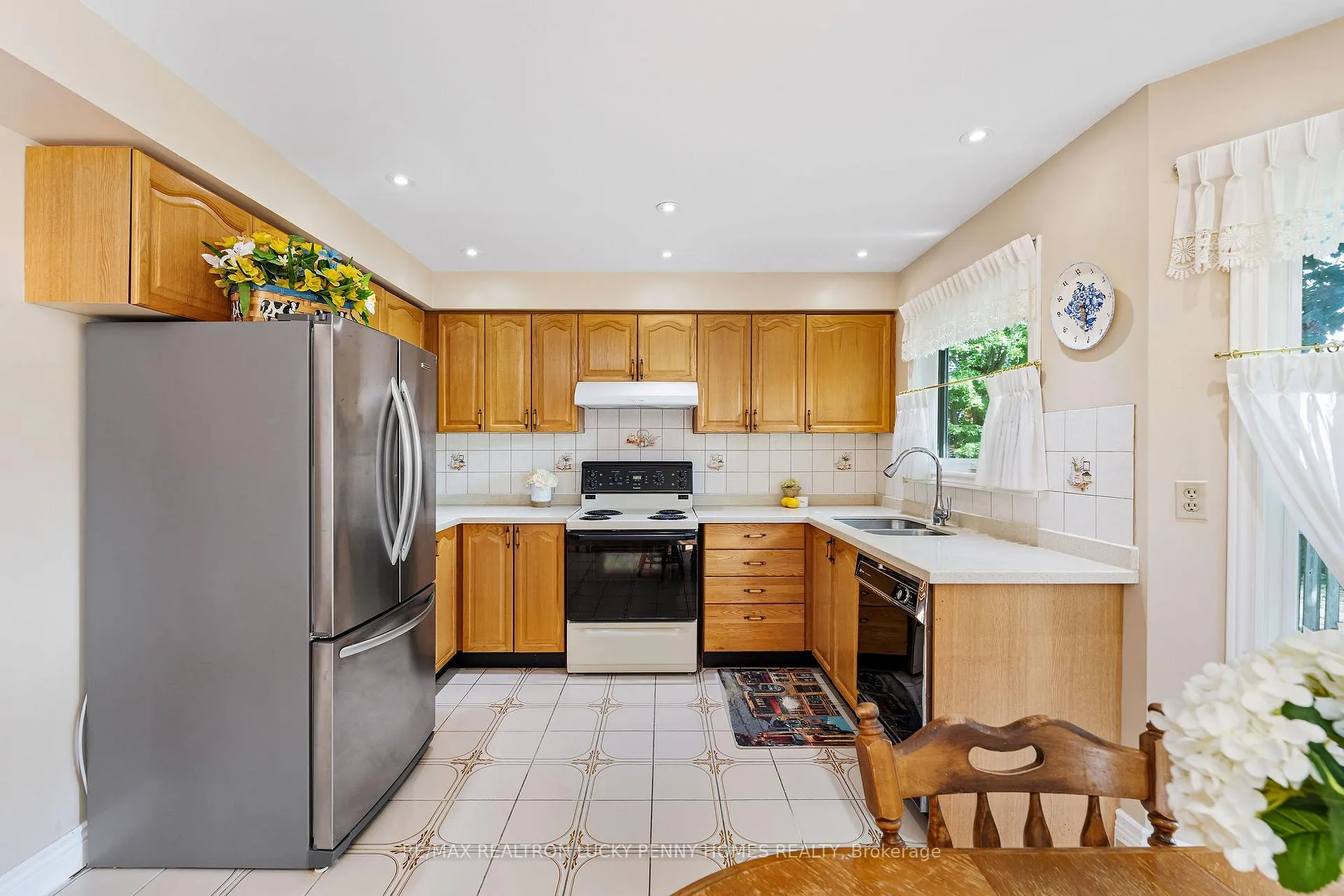 Photo 9 of 47 Tomlinson Circle, Markham, Buttonville — HOMEH