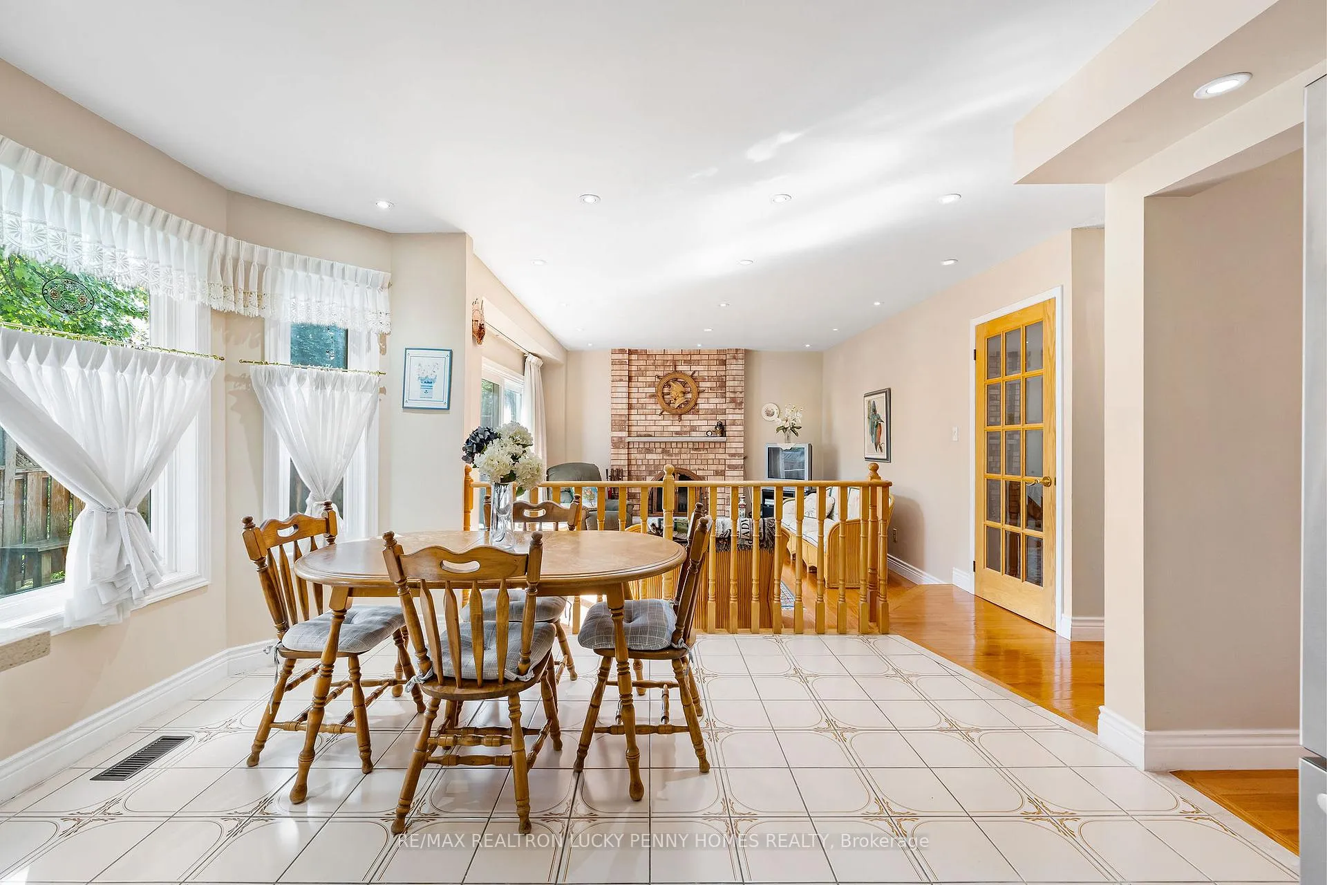Photo 11 of 47 Tomlinson Circle, Markham, Buttonville — HOMEH