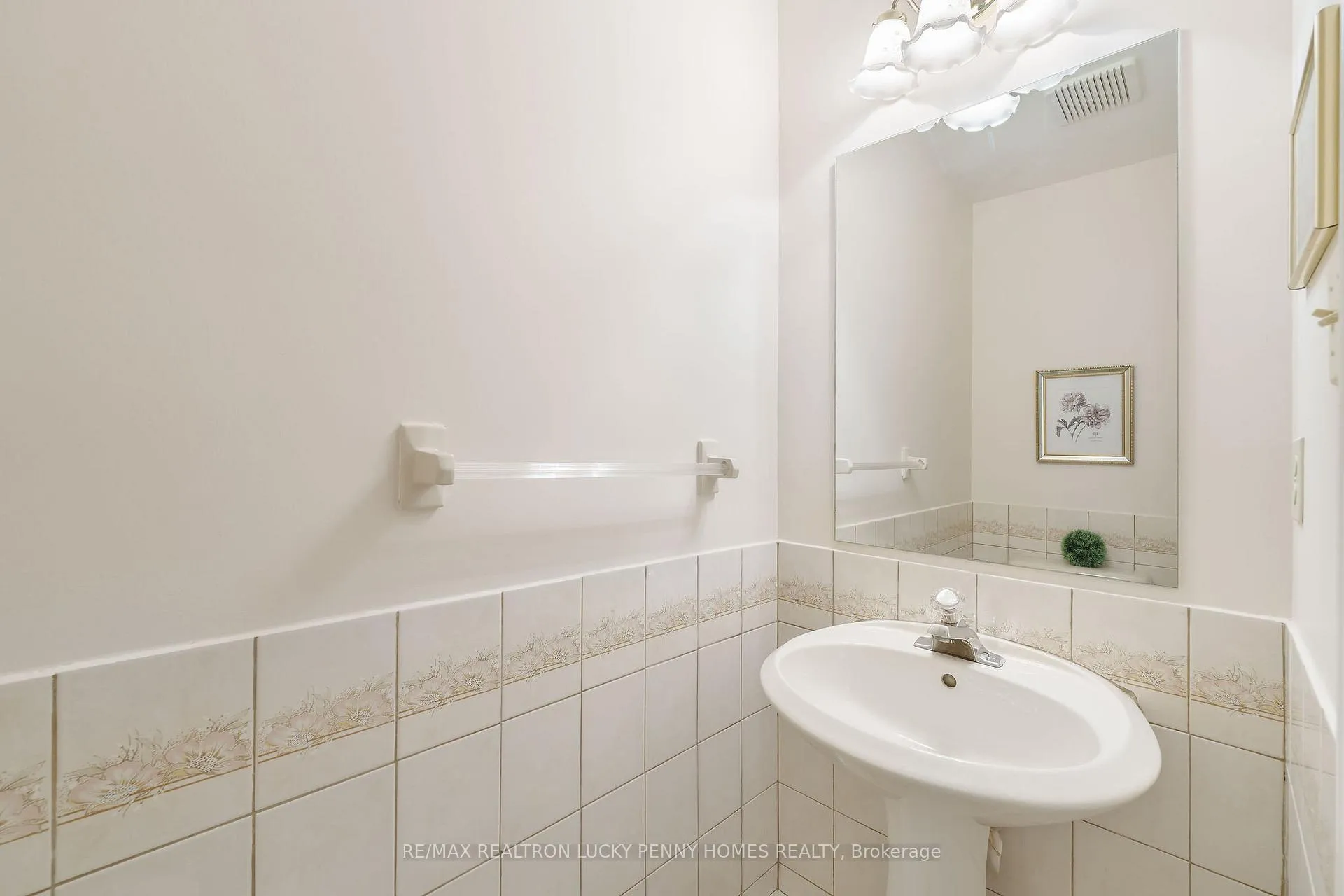 Photo 13 of 47 Tomlinson Circle, Markham, Buttonville — HOMEH
