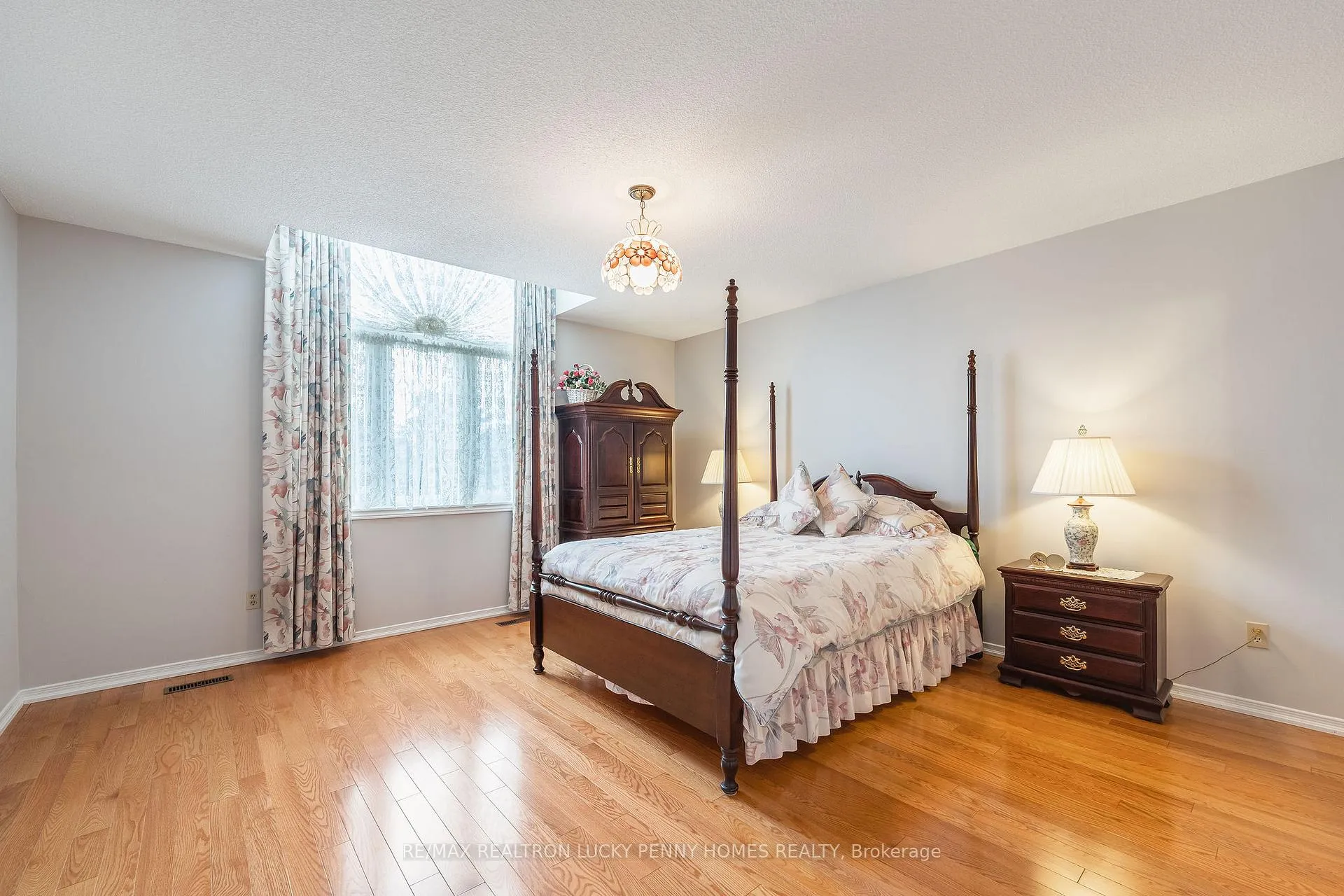 Photo 15 of 47 Tomlinson Circle, Markham, Buttonville — HOMEH