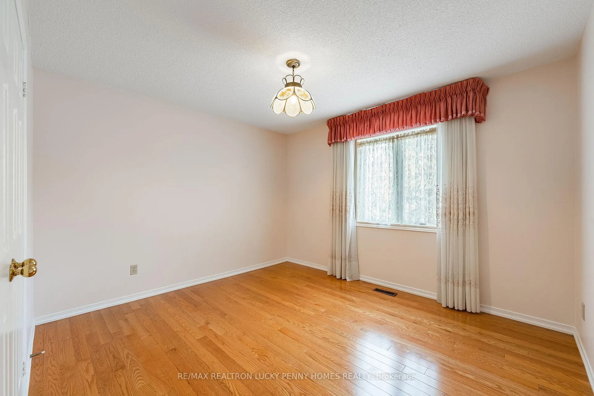 Photo 19 of 47 Tomlinson Circle, Markham, Buttonville — HOMEH