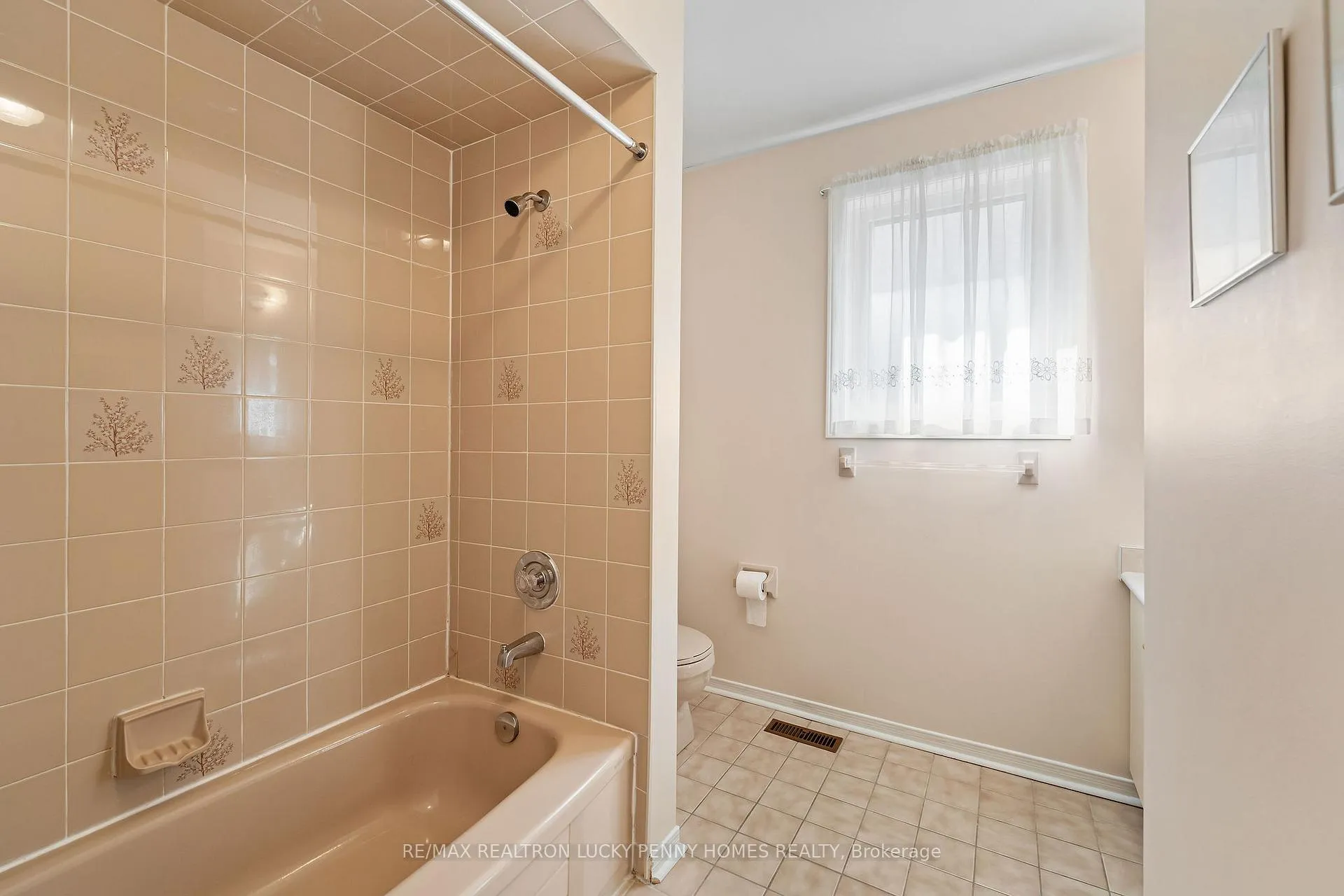 Photo 22 of 47 Tomlinson Circle, Markham, Buttonville — HOMEH