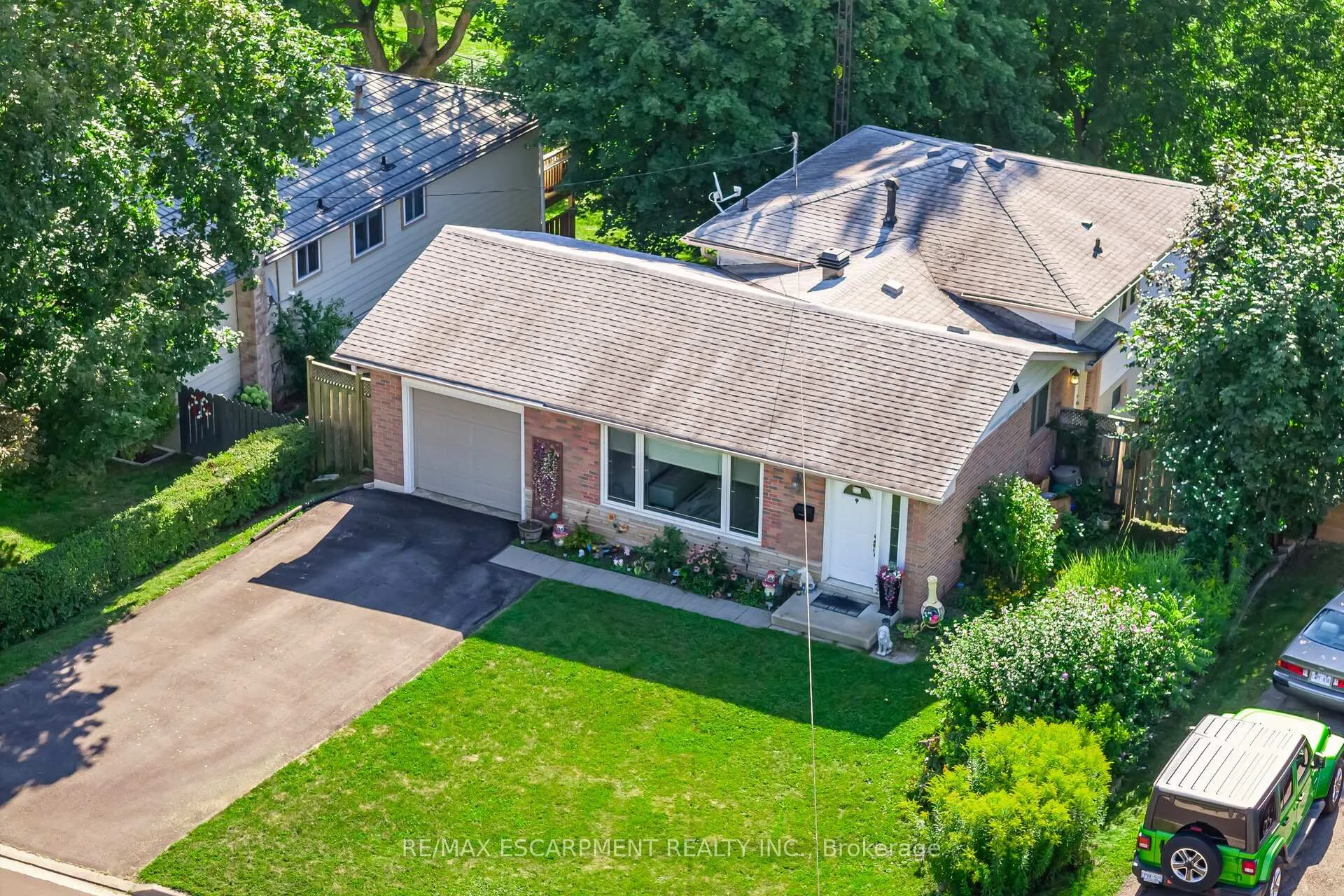 Photo 3 of 70 Cobblehill Road, Halton Hills, Acton — HOMEH