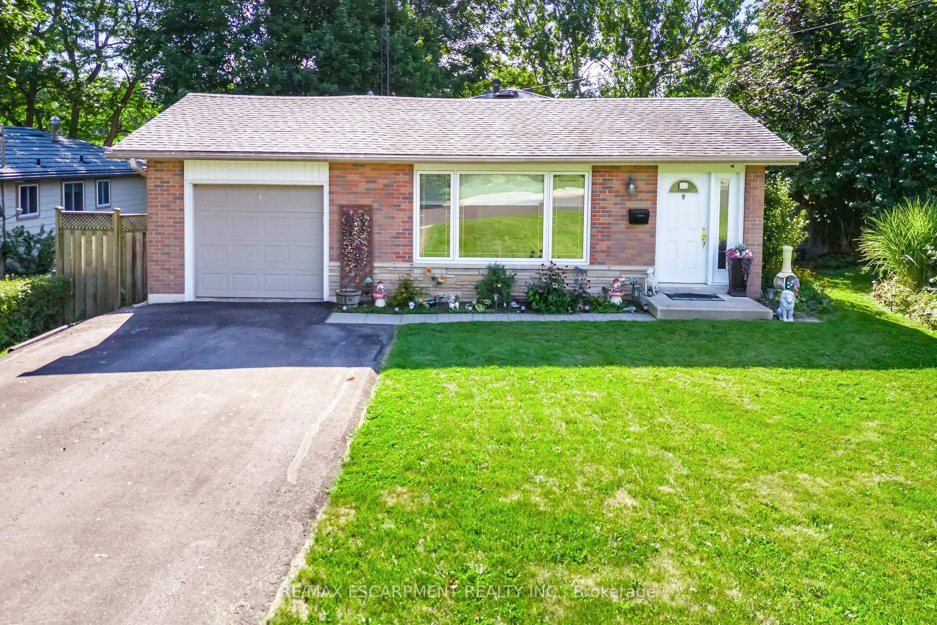 Photo 4 of 70 Cobblehill Road, Halton Hills, Acton — HOMEH