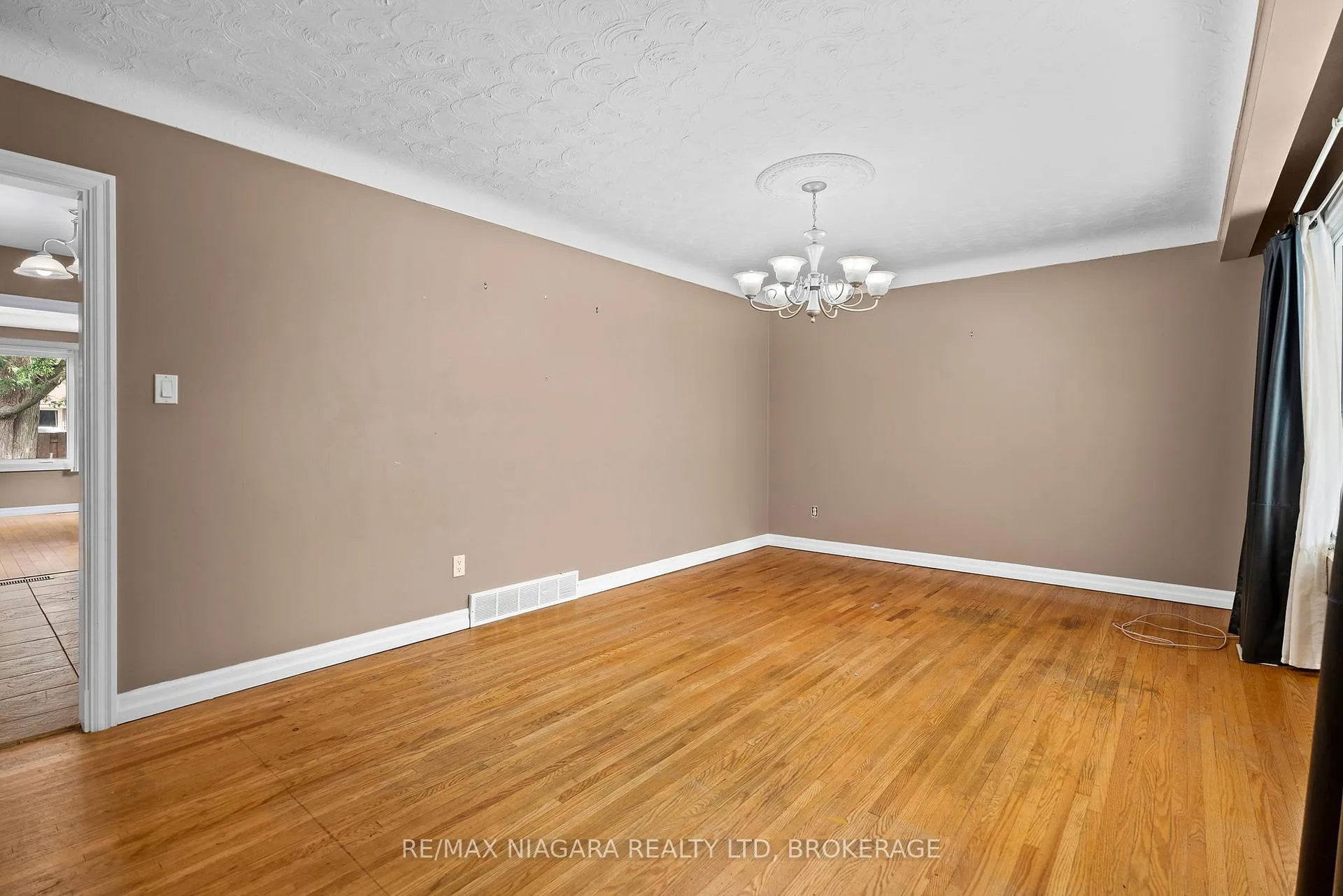 Photo 4 of 4107 Campbell Avenue, Niagara Falls, Chippawa — HOMEH