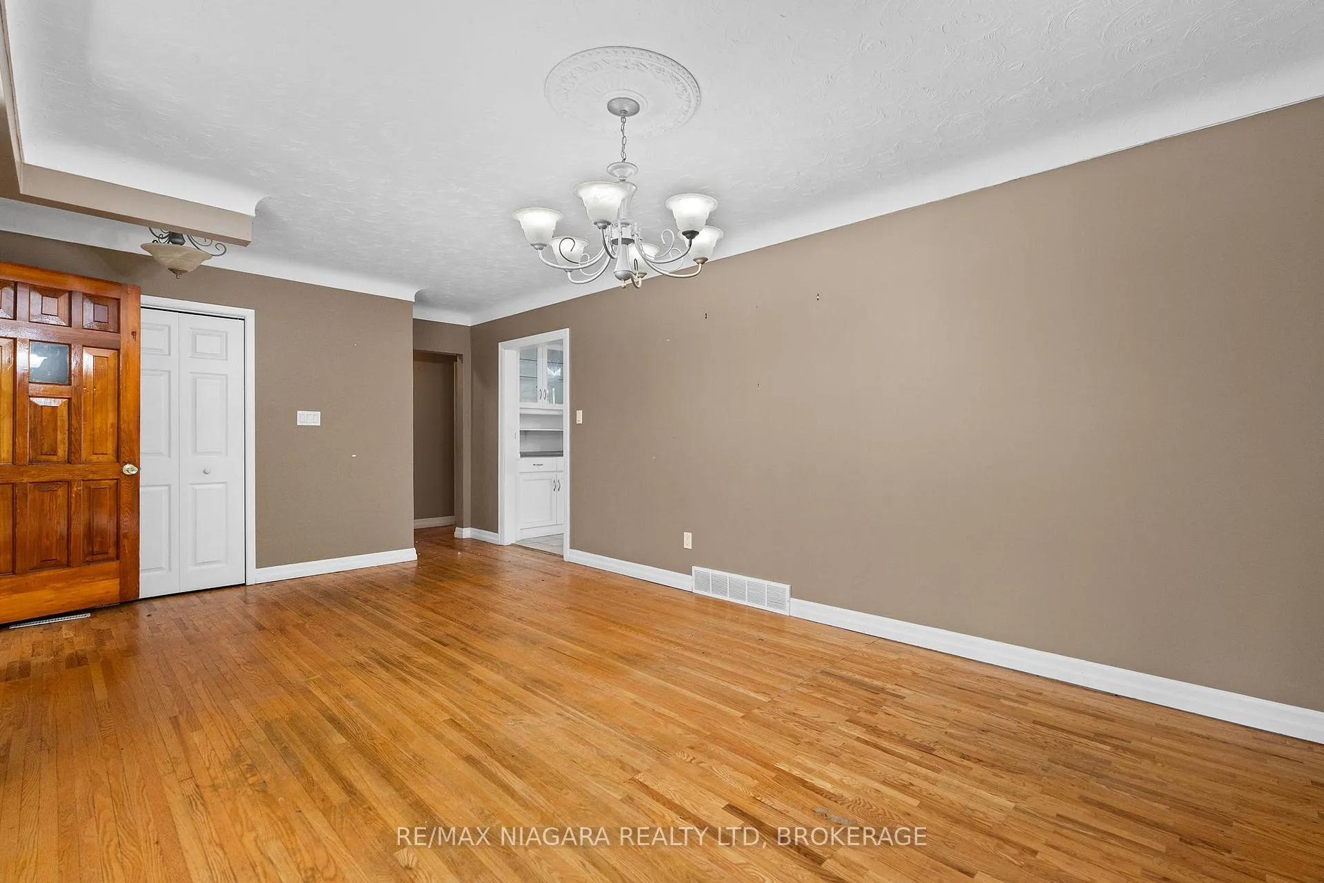 Photo 5 of 4107 Campbell Avenue, Niagara Falls, Chippawa — HOMEH
