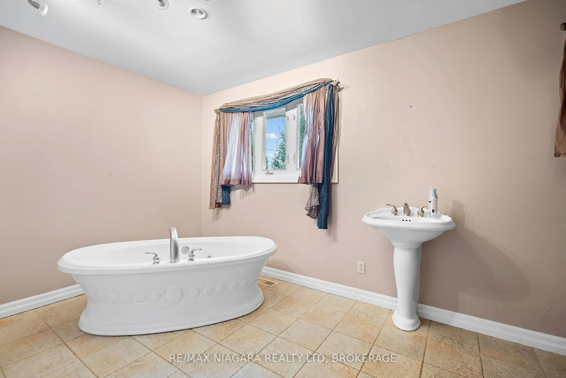 Photo 16 of 4107 Campbell Avenue, Niagara Falls, Chippawa — HOMEH