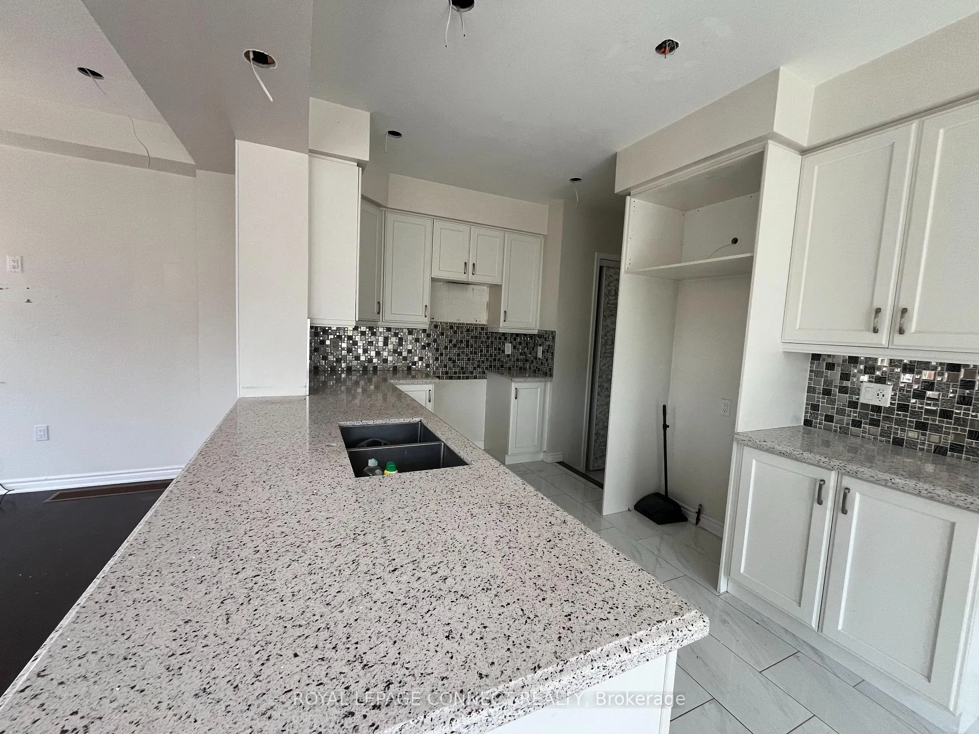 Photo 17 of 2427 Moonlight Crescent, Pickering, Rural Pickering — HOMEH