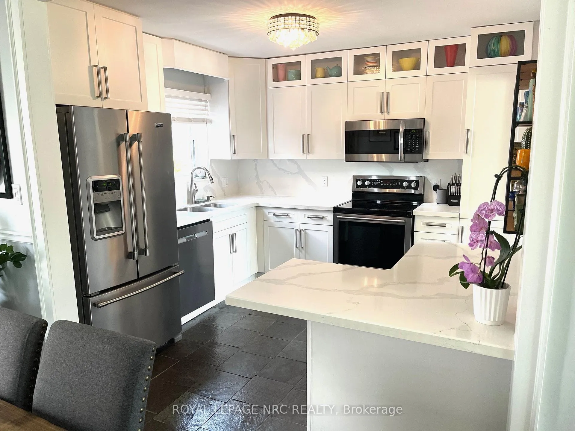 Photo 4 of 8305 Parkway Drive, Niagara Falls, Chippawa — HOMEH
