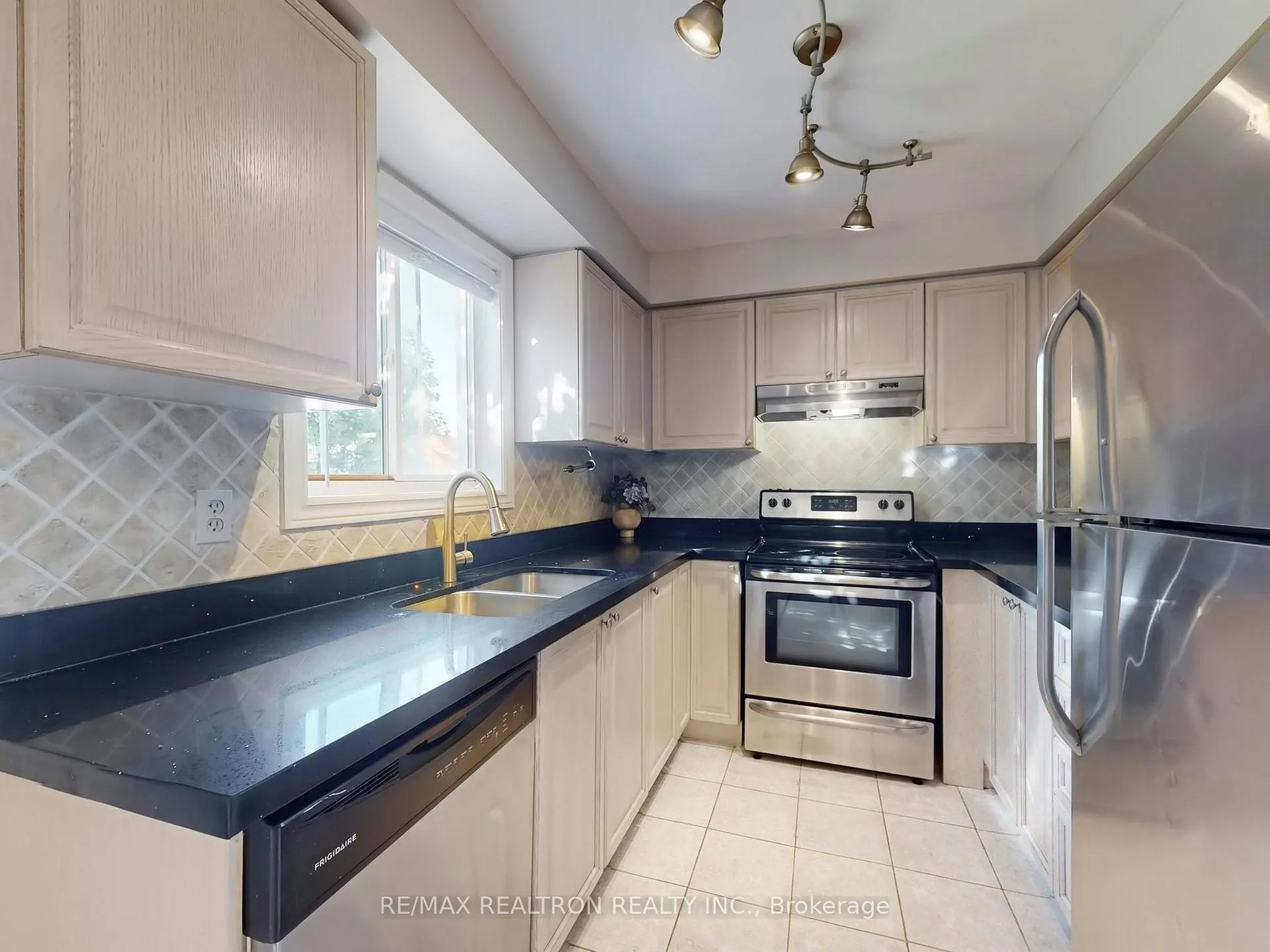 Photo 10 of 47 Joshua Boulevard, Whitby, Brooklin — HOMEH