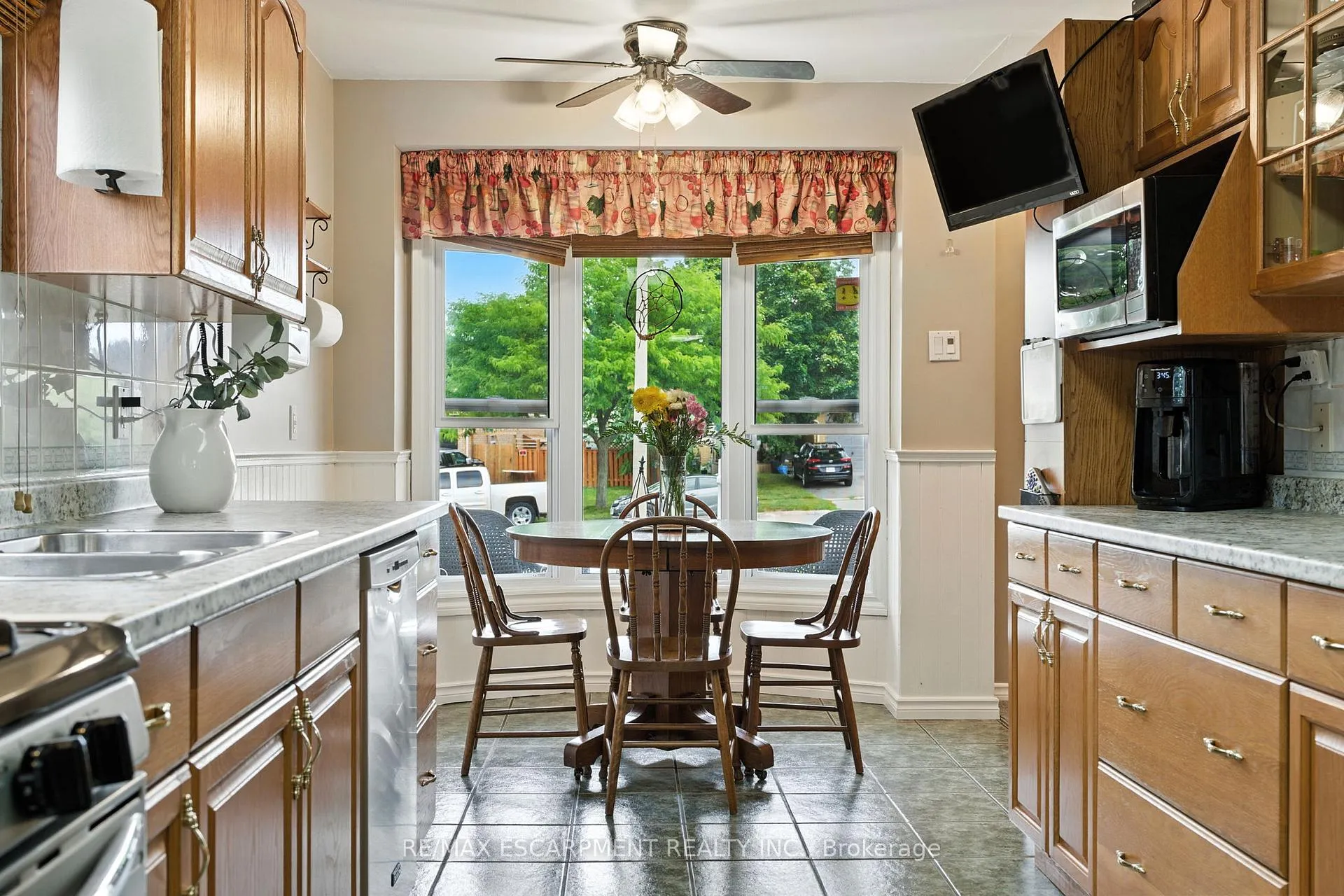 Photo 6 of 2194 Silverbirch Court, Burlington, Headon — HOMEH
