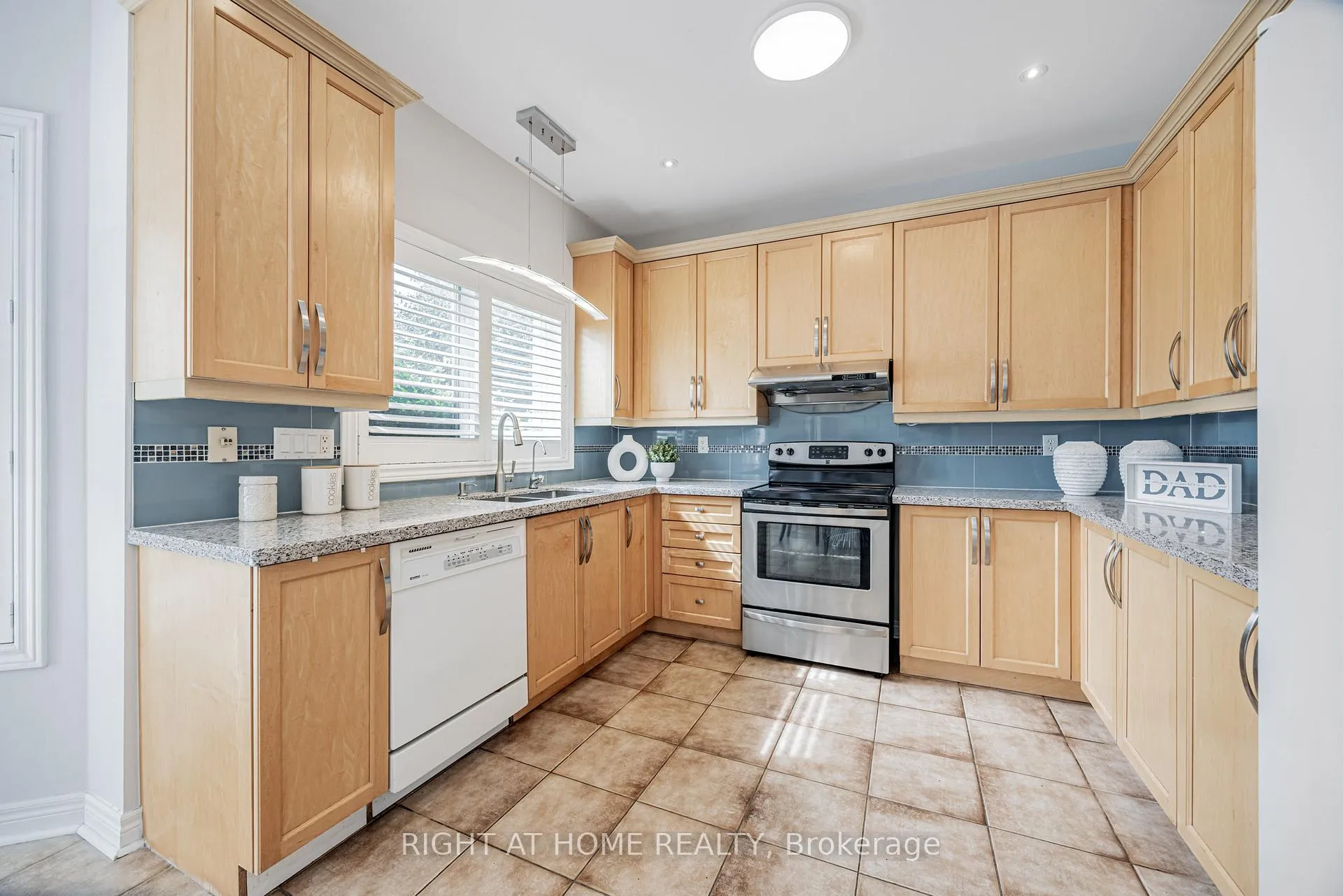 Photo 10 of 122 Annina Crescent, Markham, Village Green-South Unionville — HOMEH