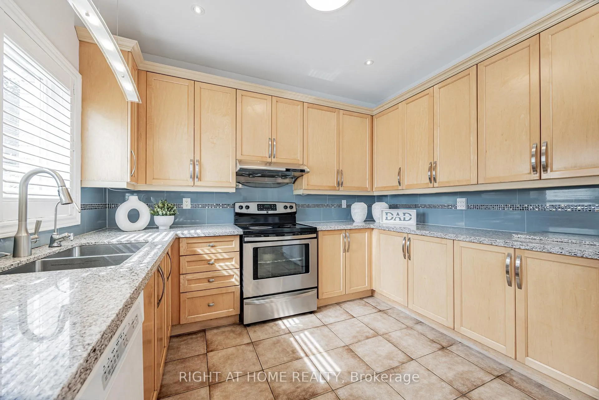 Photo 11 of 122 Annina Crescent, Markham, Village Green-South Unionville — HOMEH