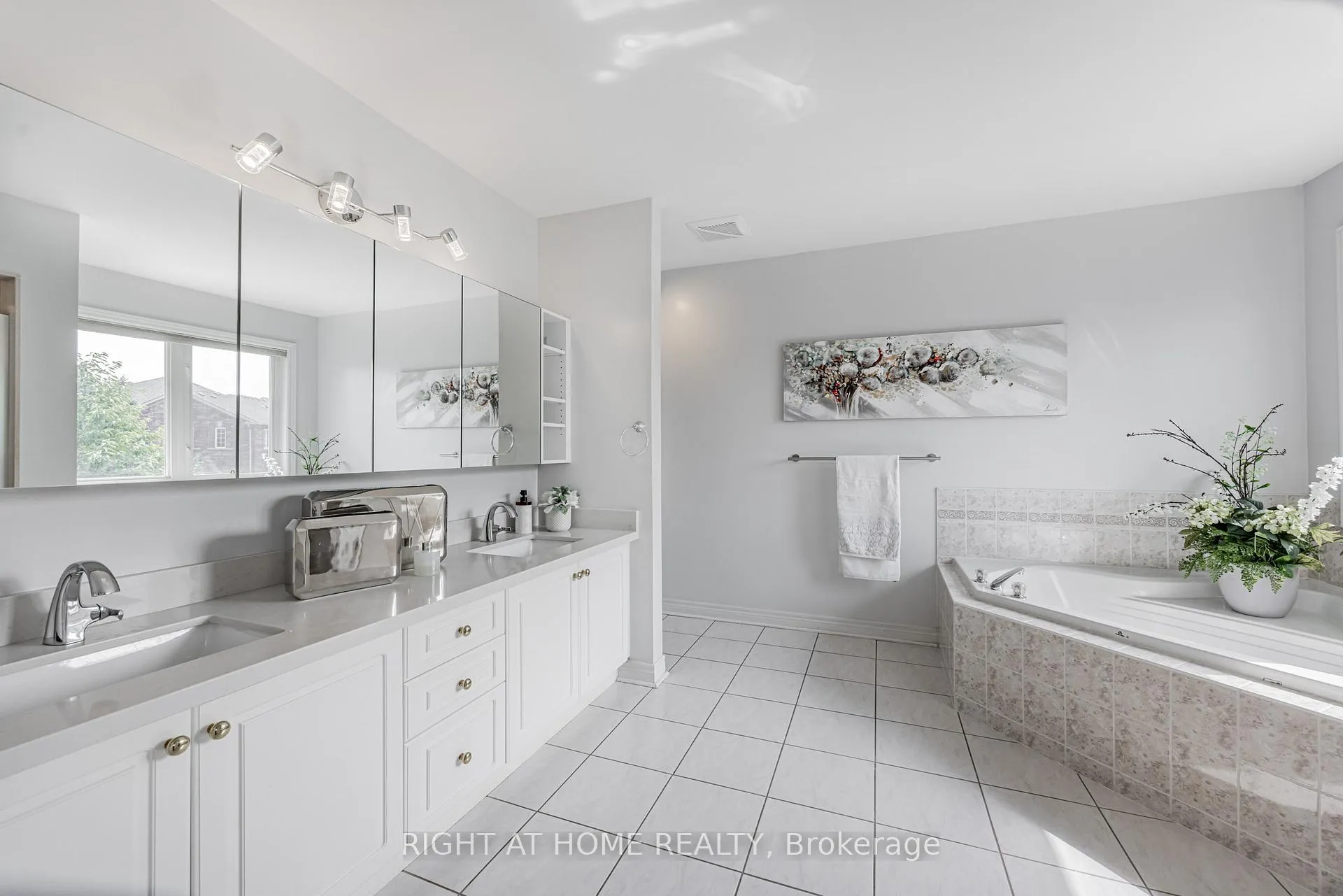 Photo 21 of 122 Annina Crescent, Markham, Village Green-South Unionville — HOMEH