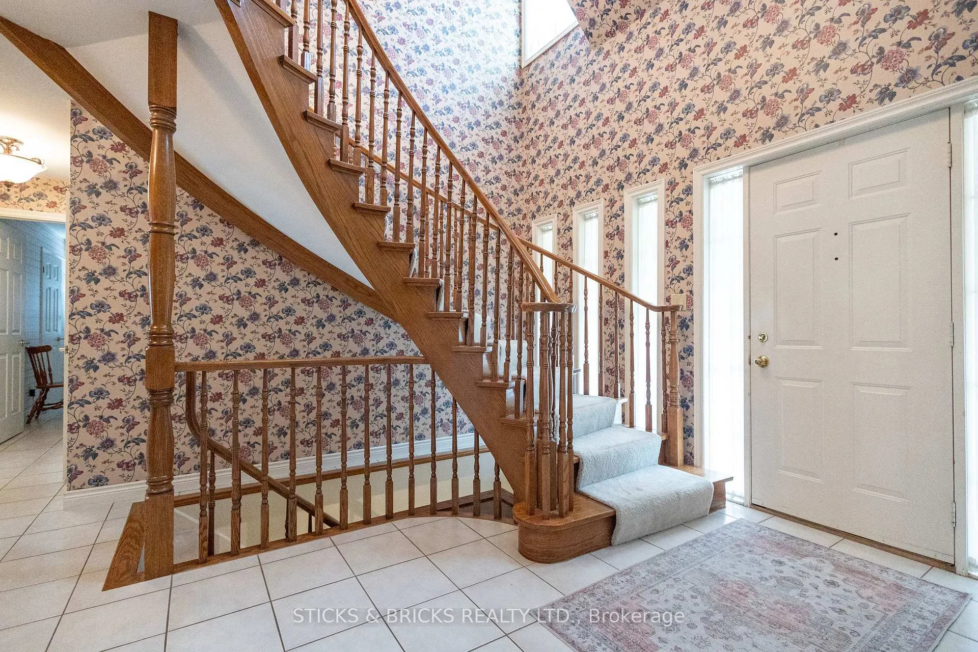 Photo 4 of 6032 Mountaingate Drive, Niagara Falls, Church's Lane — HOMEH