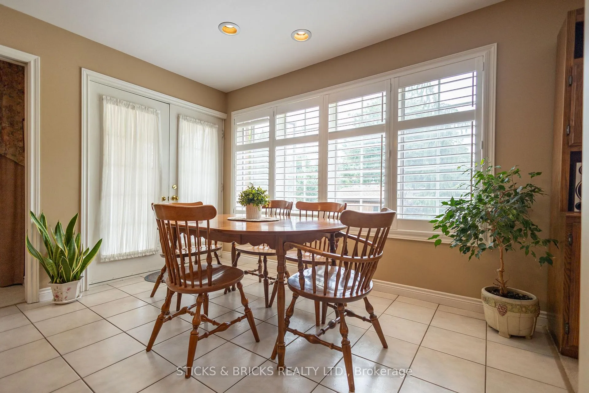 Photo 9 of 6032 Mountaingate Drive, Niagara Falls, Church's Lane — HOMEH
