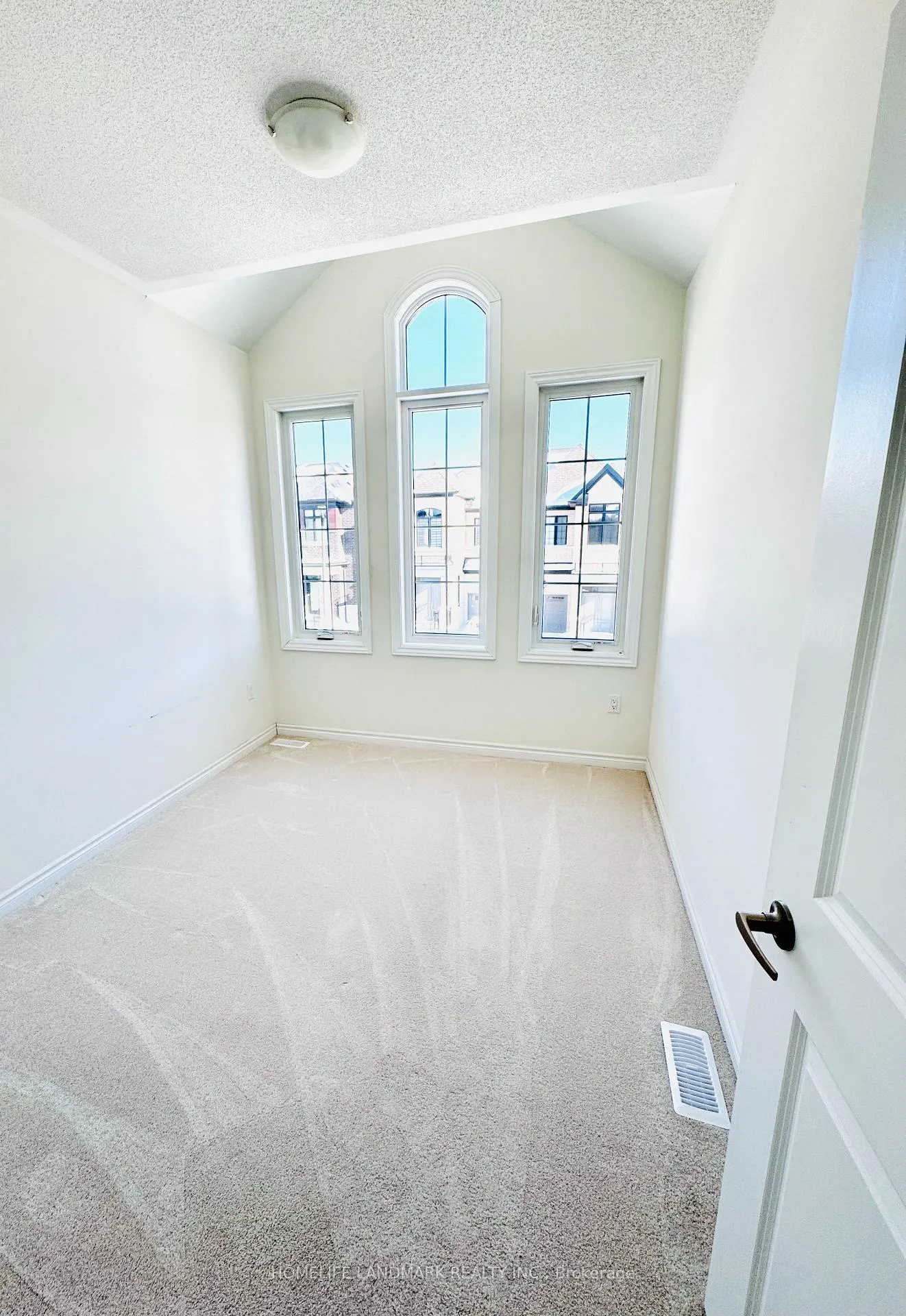 Photo 6 of 2924 Nakina Street, Pickering, Rural Pickering — HOMEH