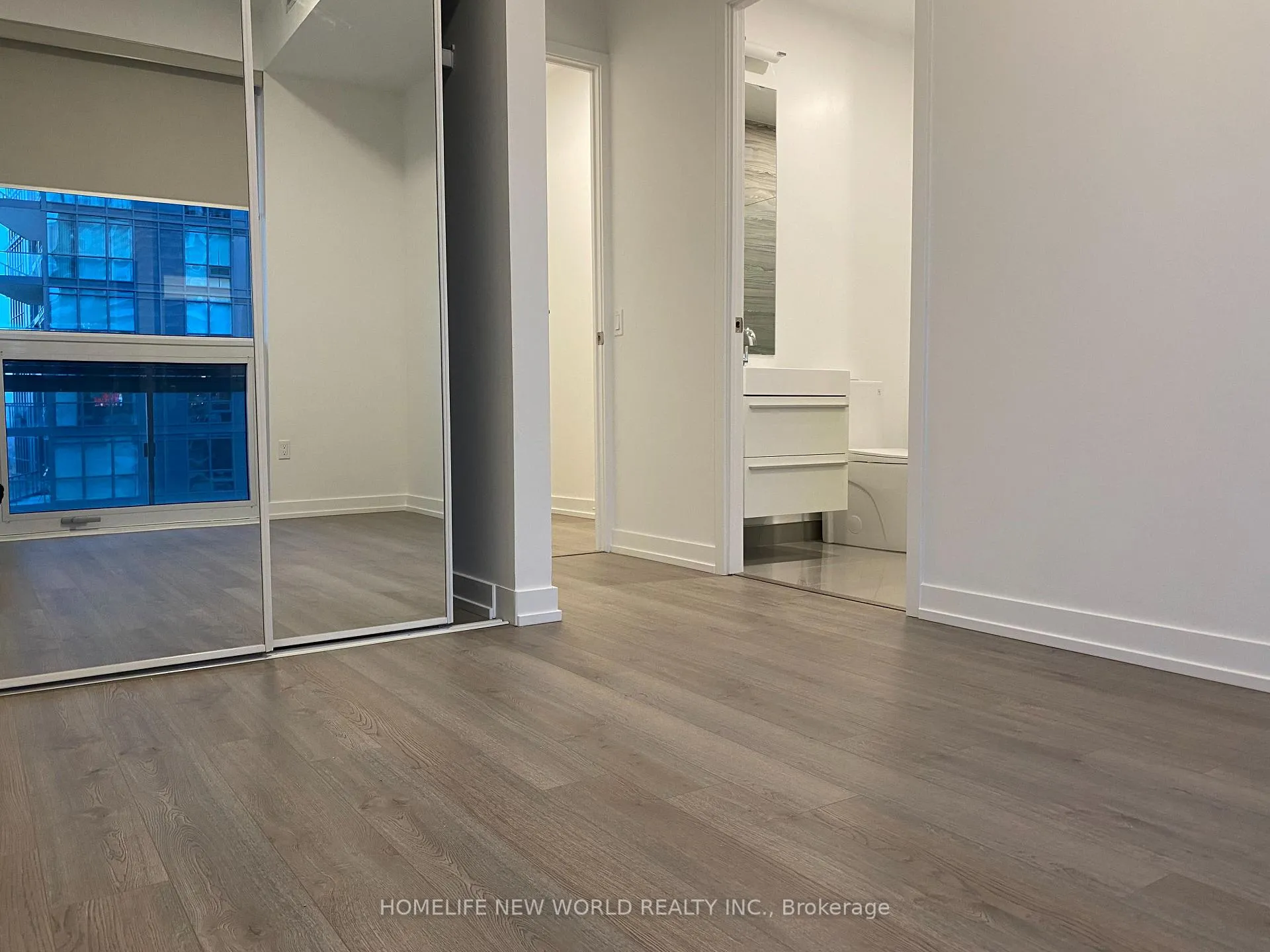 Photo 4 of Unit 2108, 39 Roehampton Avenue, Toronto, Mount Pleasant West — HOMEH