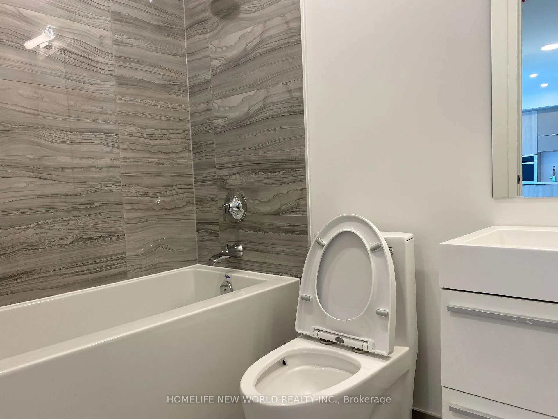 Photo 8 of Unit 2108, 39 Roehampton Avenue, Toronto, Mount Pleasant West — HOMEH