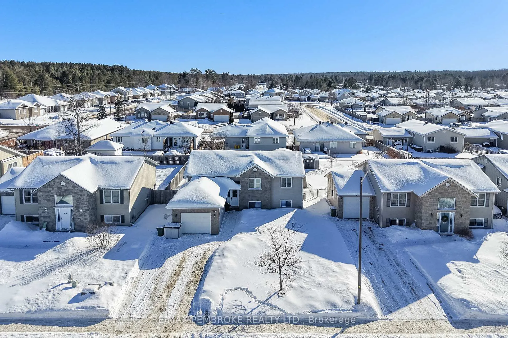 Photo 3 of 1017 Riverstone Trail, Petawawa — HOMEH