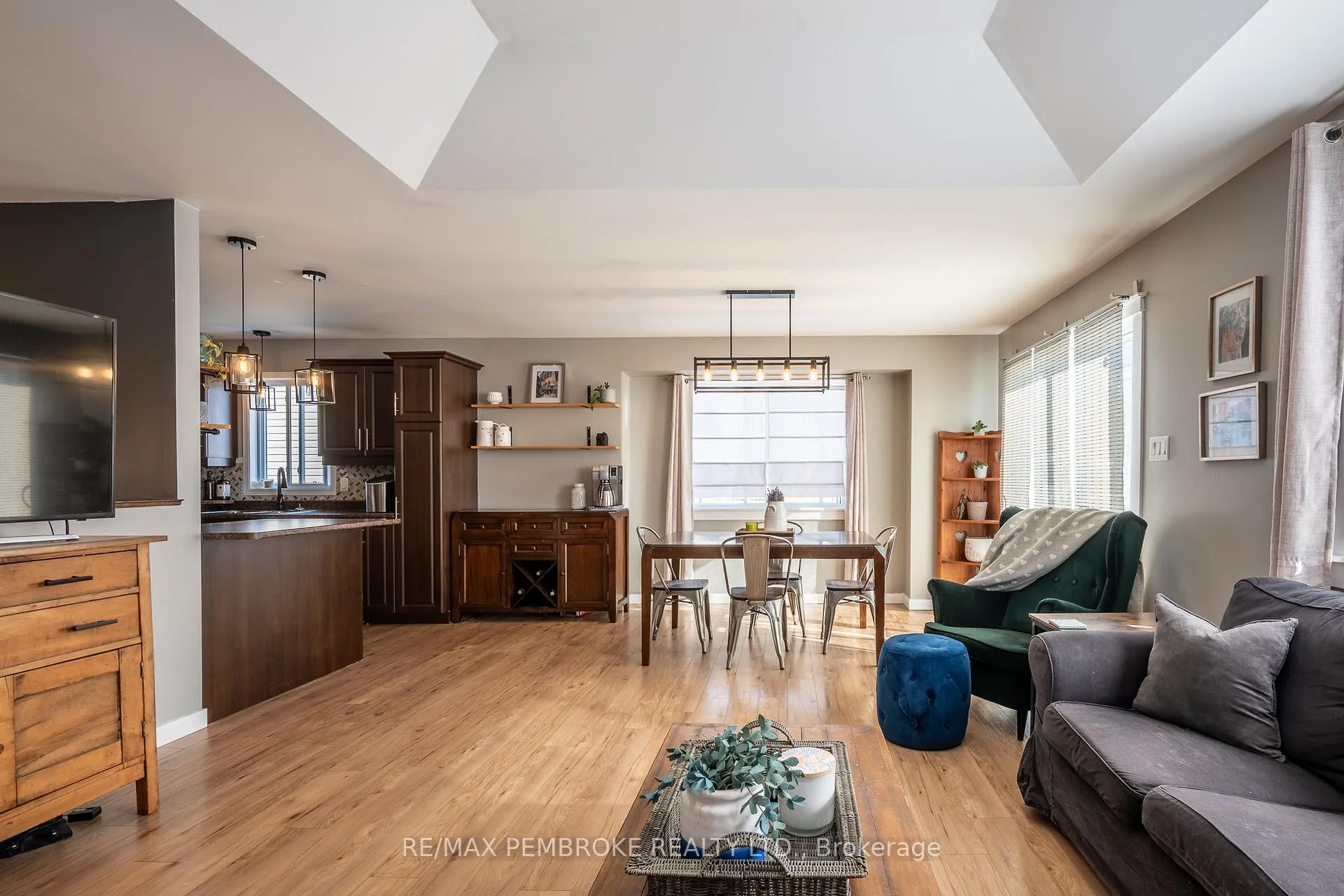 Photo 14 of 1017 Riverstone Trail, Petawawa — HOMEH
