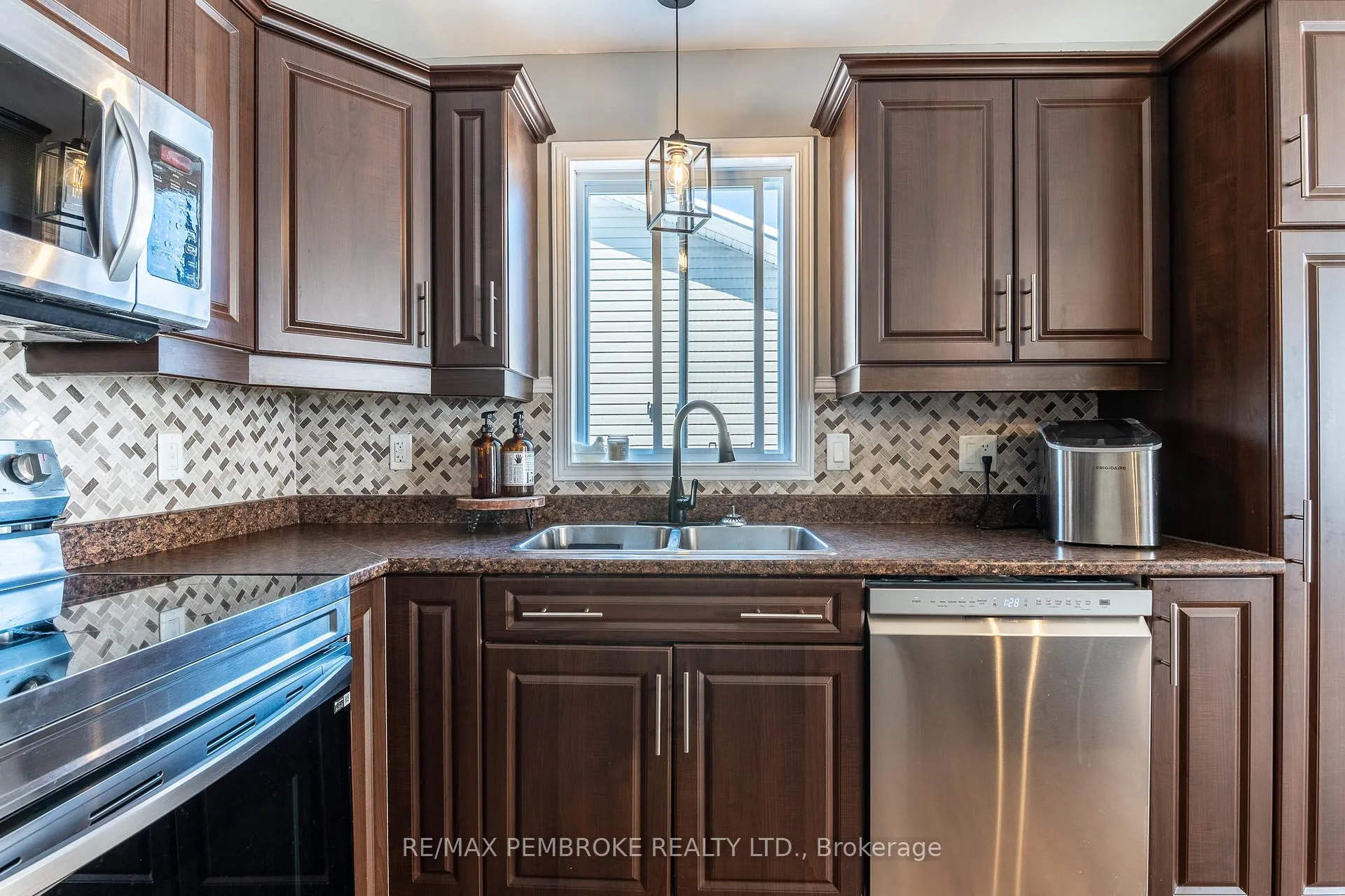 Photo 19 of 1017 Riverstone Trail, Petawawa — HOMEH