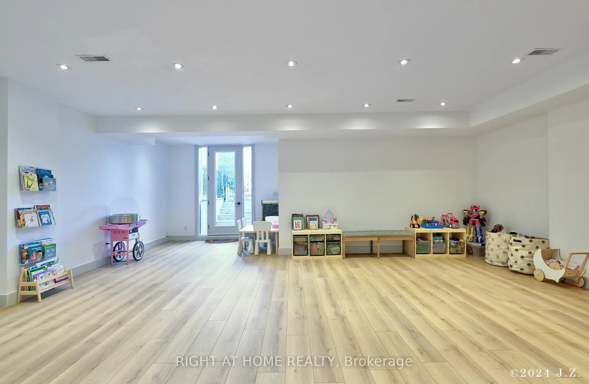 Photo 35 of 521 Atlas Avenue, Toronto, Humewood-Cedarvale — HOMEH